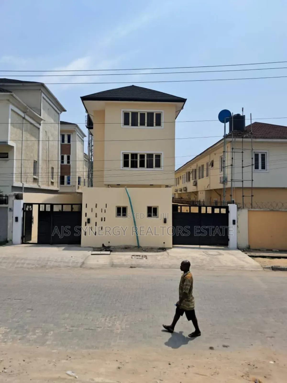 5bdrm Duplex in Chevron for sale in Chevron