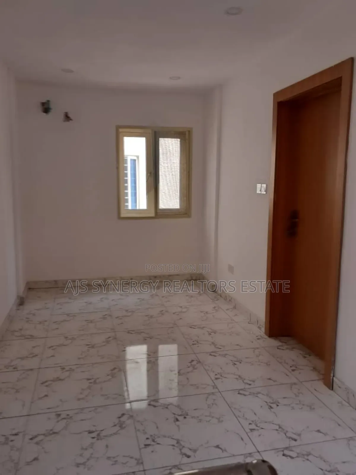 5bdrm Duplex in Chevron for sale in Chevron
