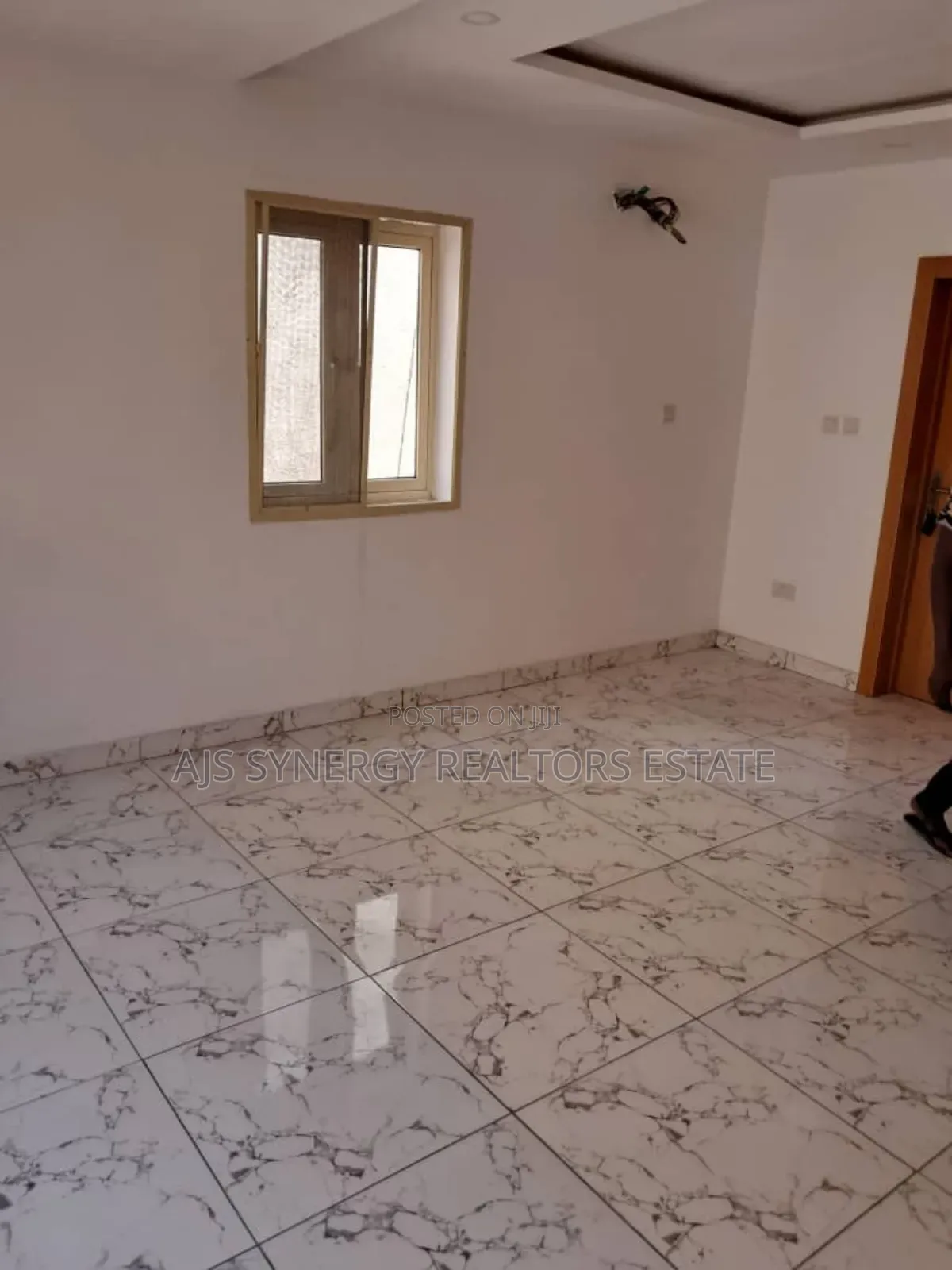 5bdrm Duplex in Chevron for sale in Chevron