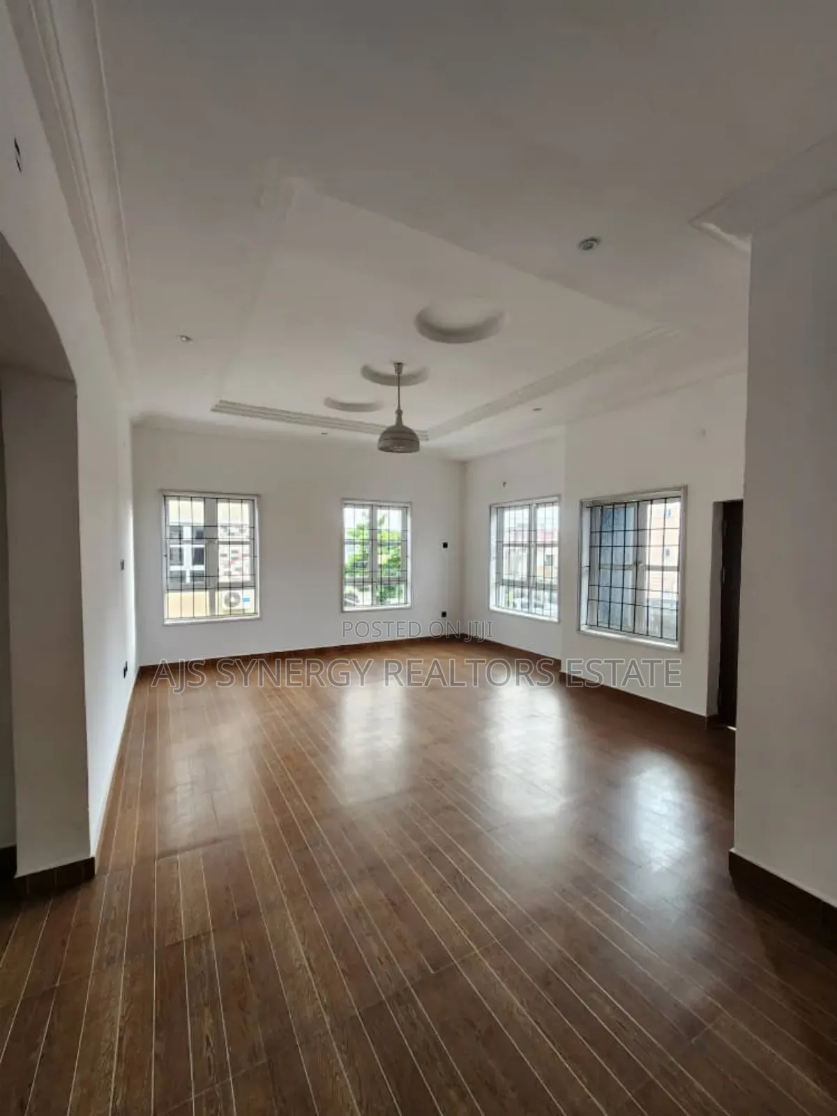 5bdrm Duplex in Chevron for sale in Chevron