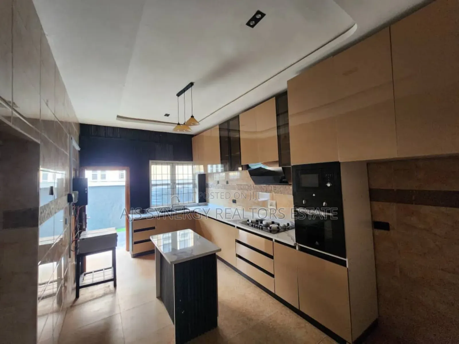5bdrm Duplex in Chevron for sale in Chevron