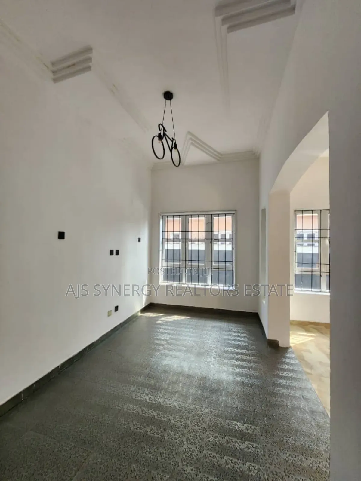 5bdrm Duplex in Chevron for sale in Chevron