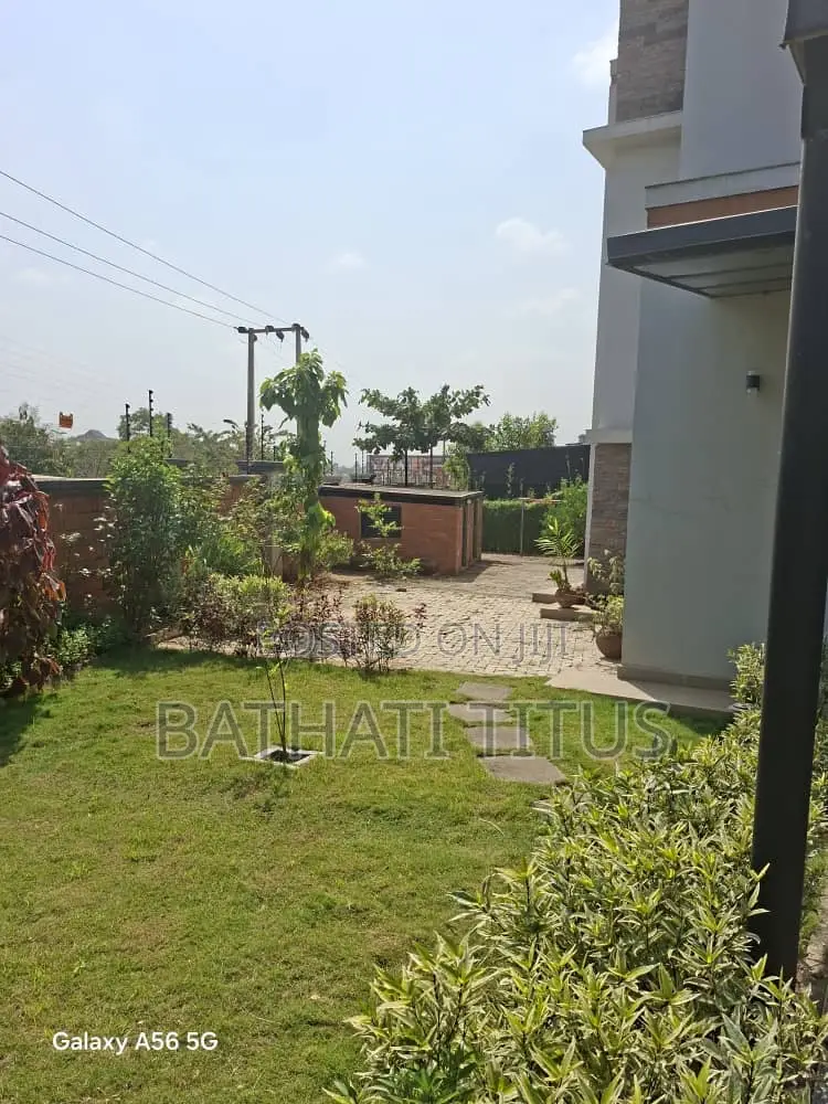 5bdrm Duplex in Life Camp for sale in Life Camp
