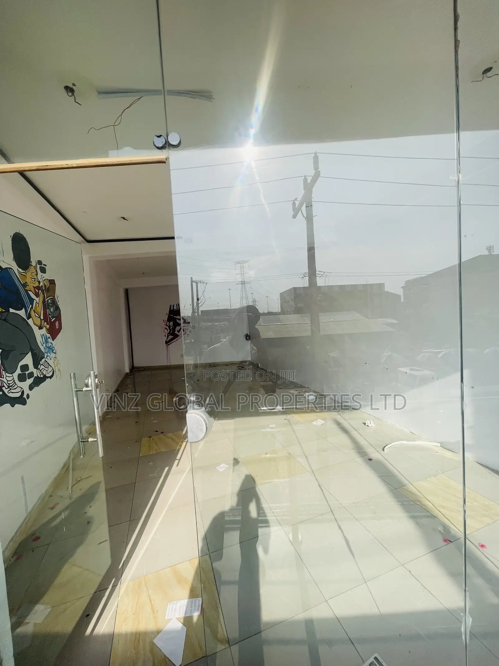 Very Spacious Shop Space (Upstairs) in Lekki