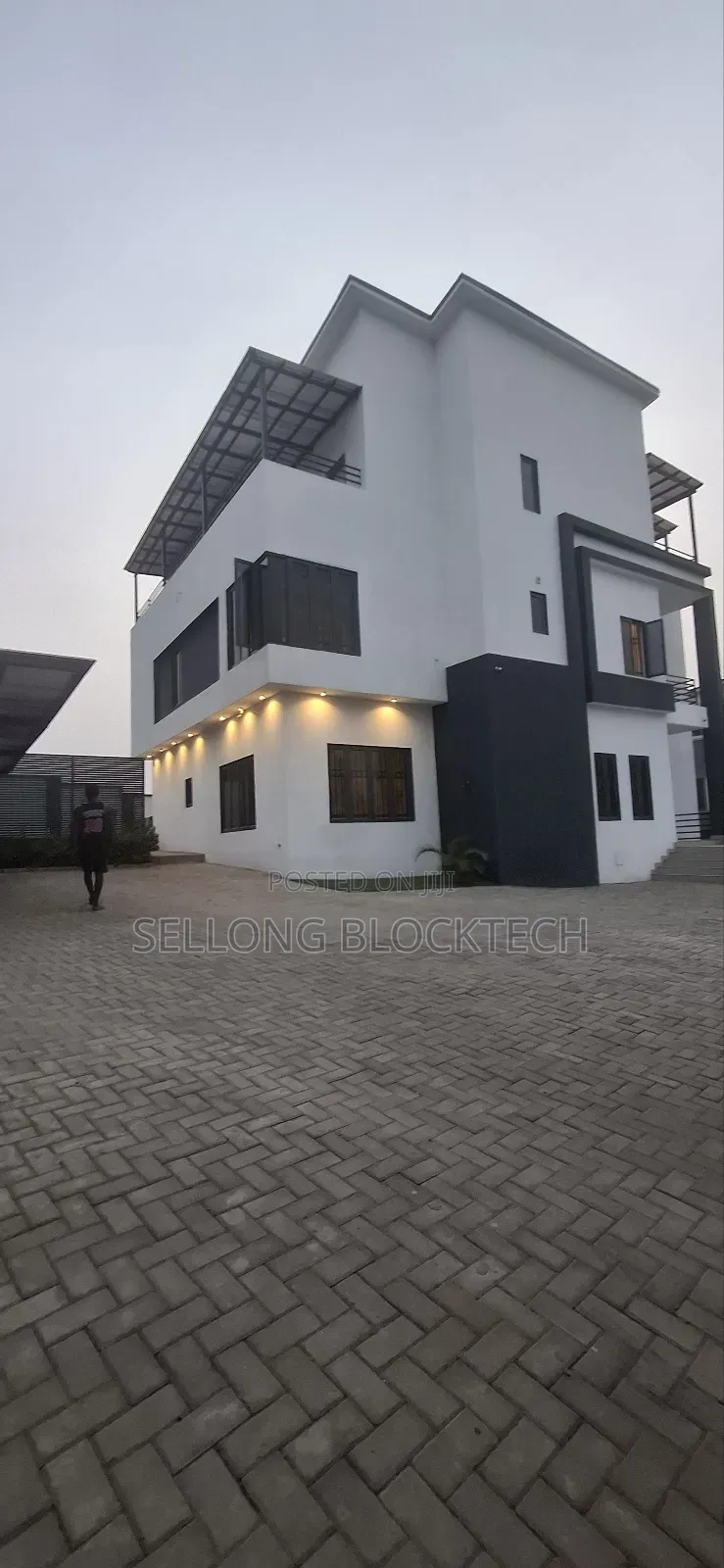 5bdrm Duplex in Main Guzape for sale in Guzape District