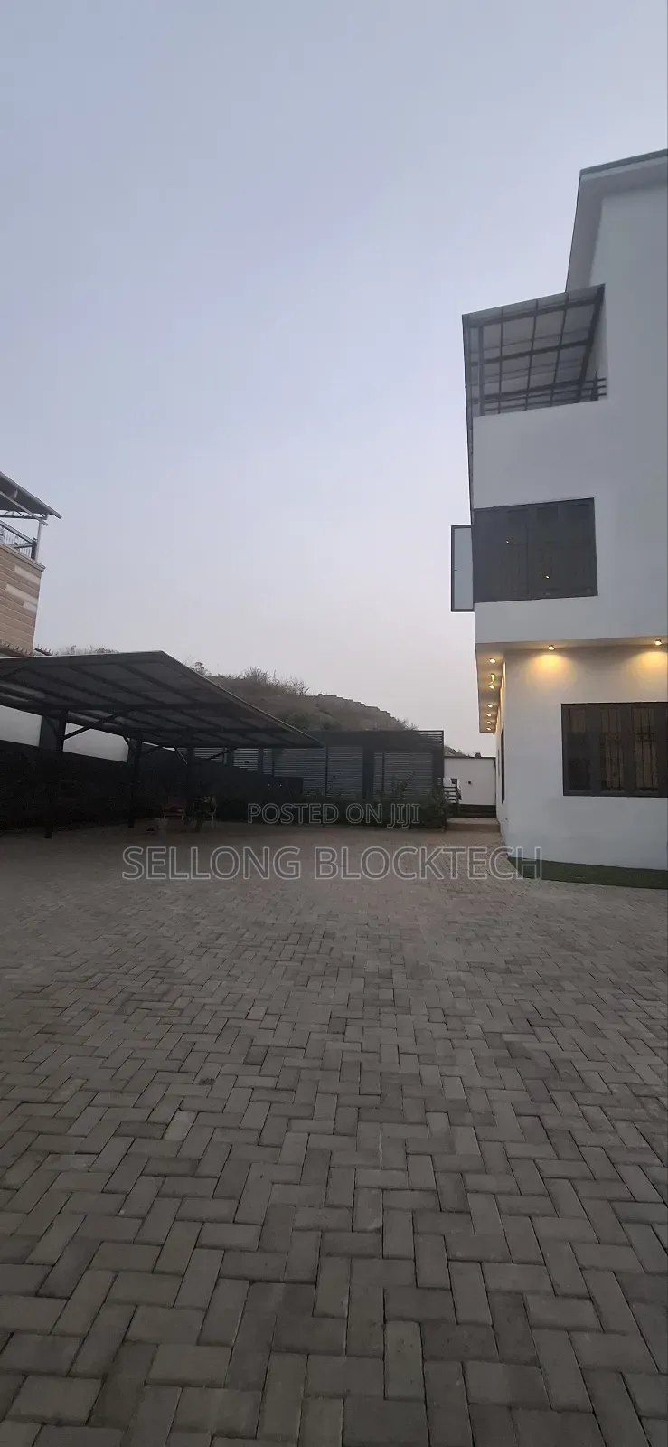 5bdrm Duplex in Main Guzape for sale in Guzape District