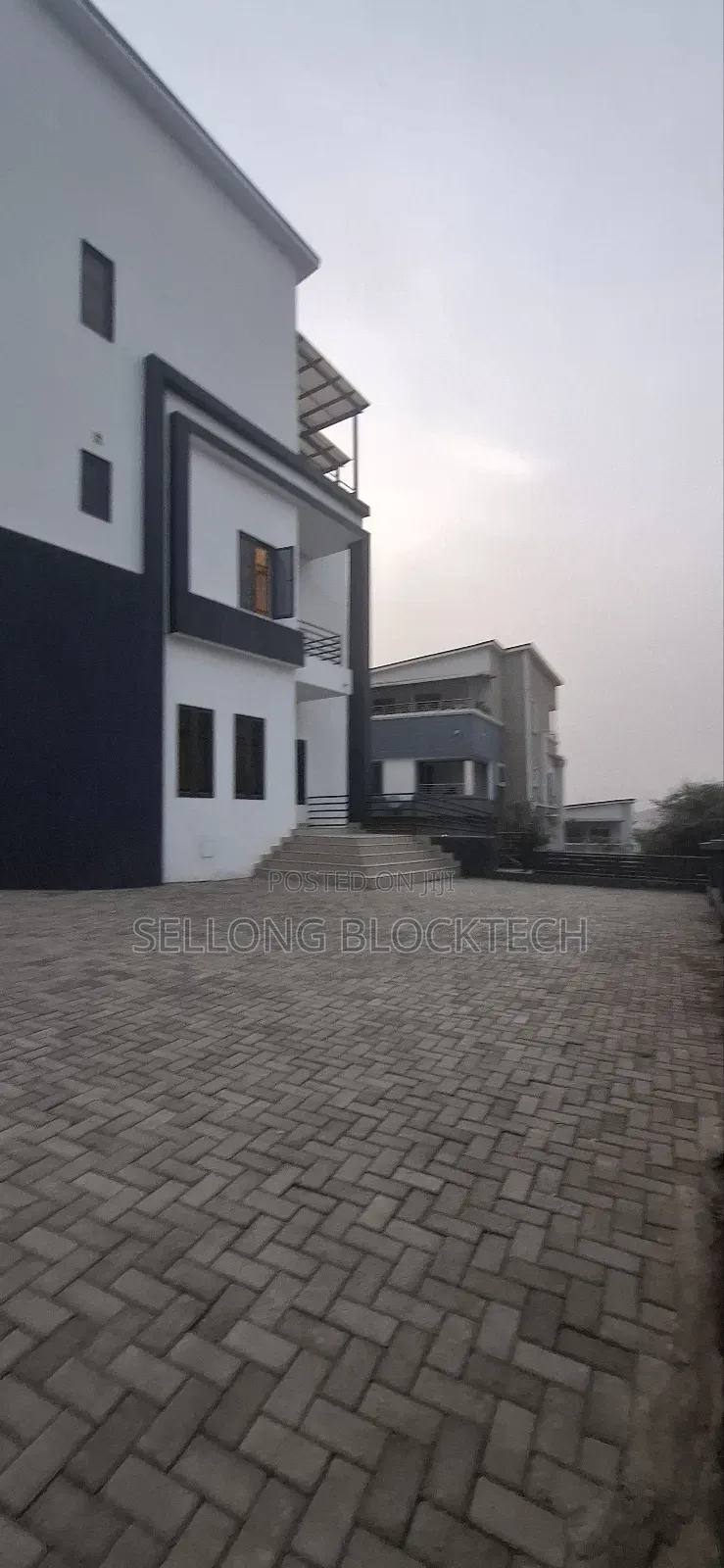 5bdrm Duplex in Main Guzape for sale in Guzape District