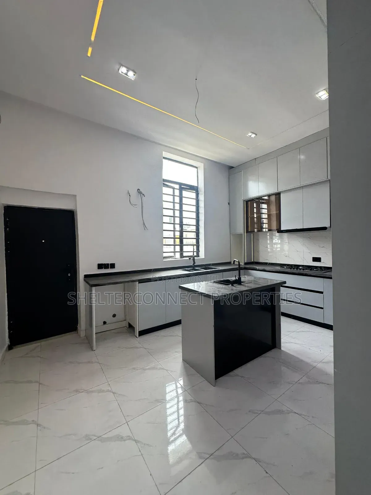 5bdrm Duplex in Ikota for sale in Ikota