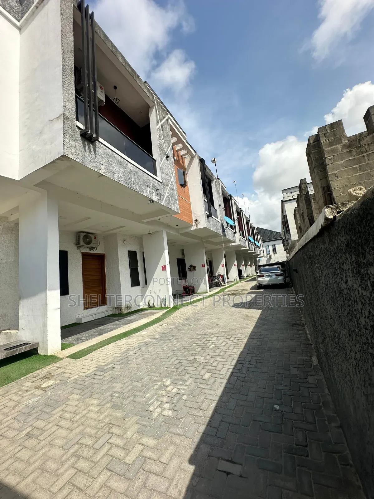 3bdrm Duplex in Ikota for sale in Ikota