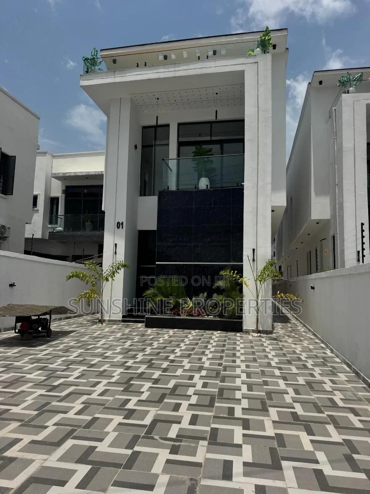 5bdrm Duplex in Chevron for sale in Chevron