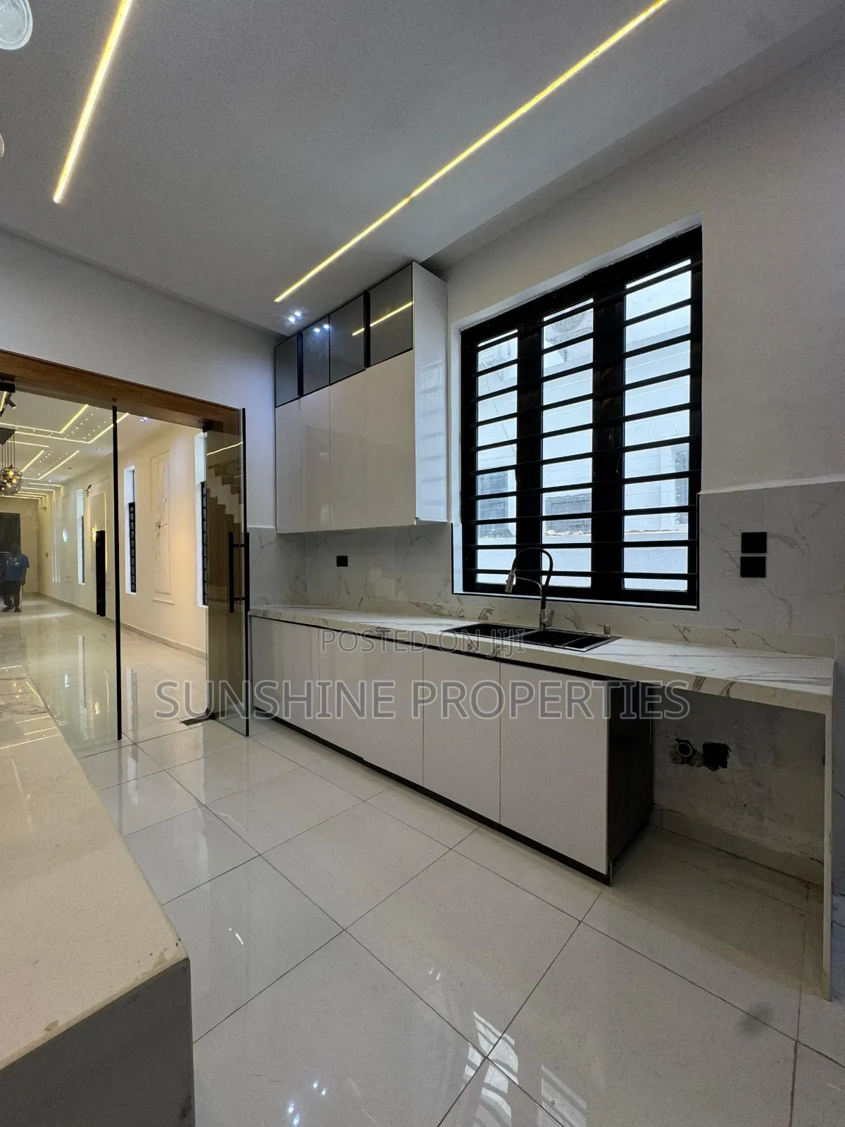5bdrm Duplex in Chevron for sale in Chevron