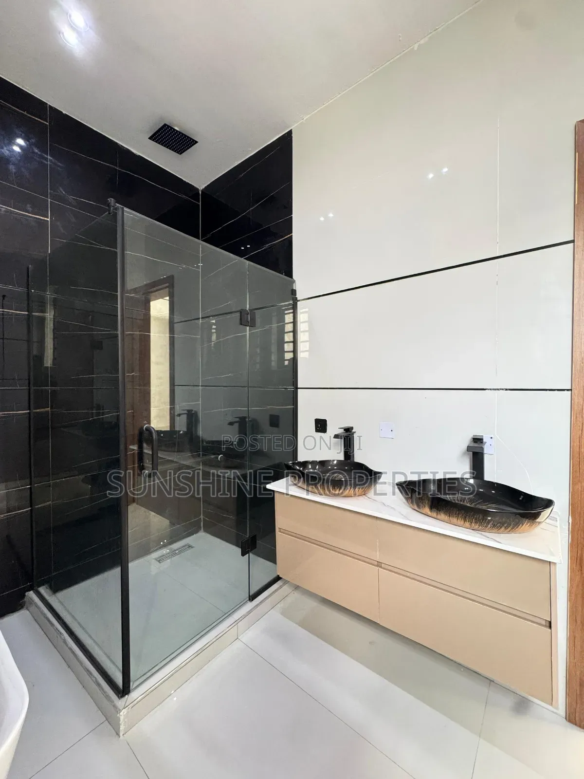 5bdrm Duplex in Chevron for sale in Chevron