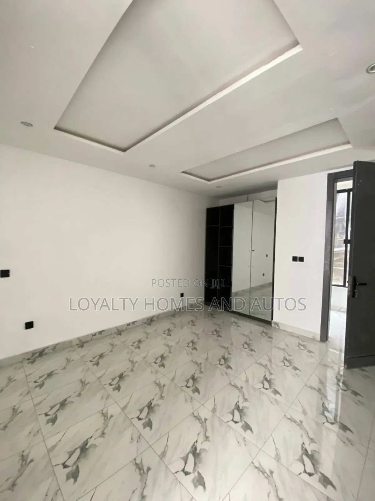 5bdrm Duplex in Chevron for sale in Chevron