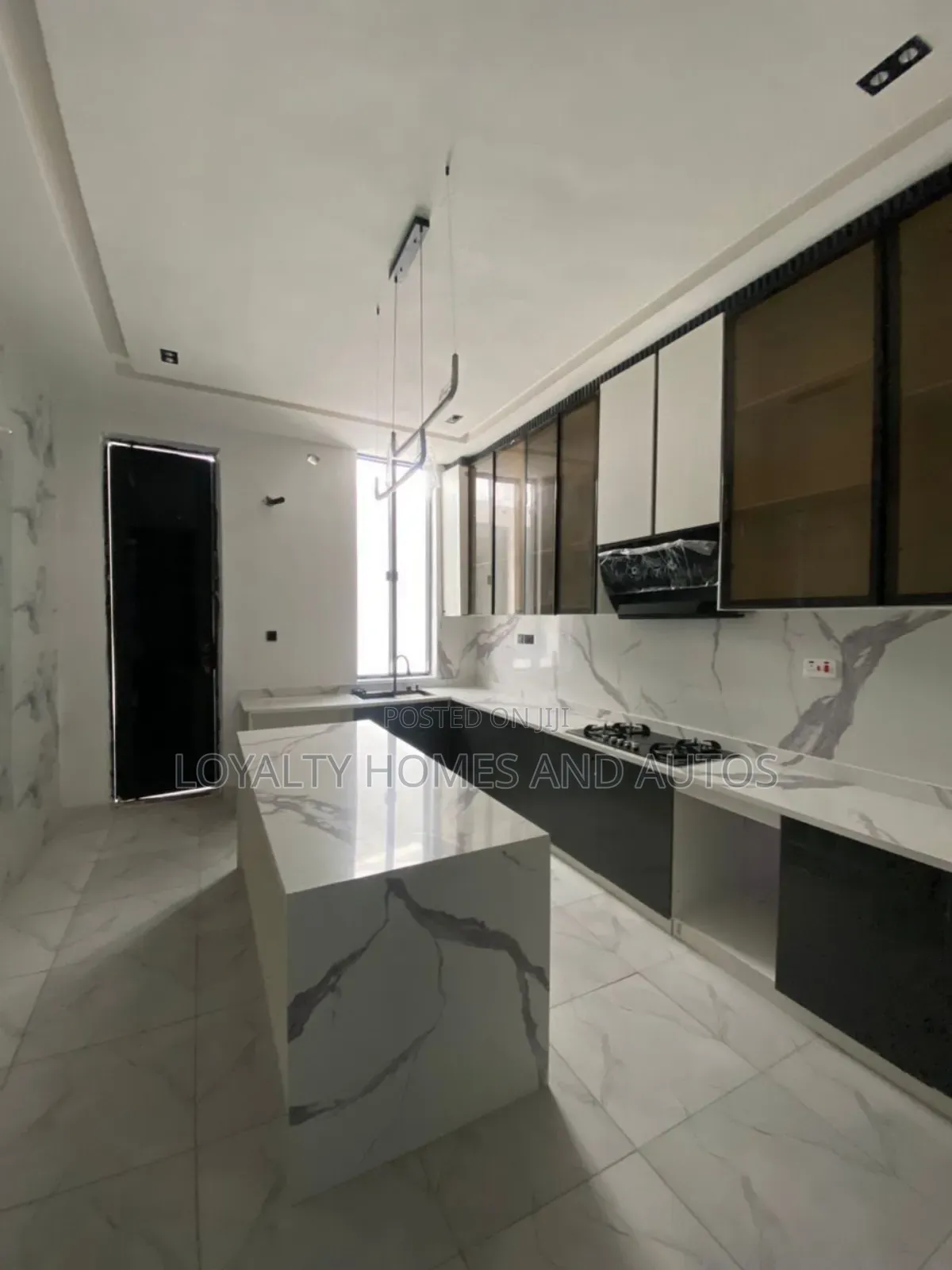 5bdrm Duplex in Chevron for sale in Chevron