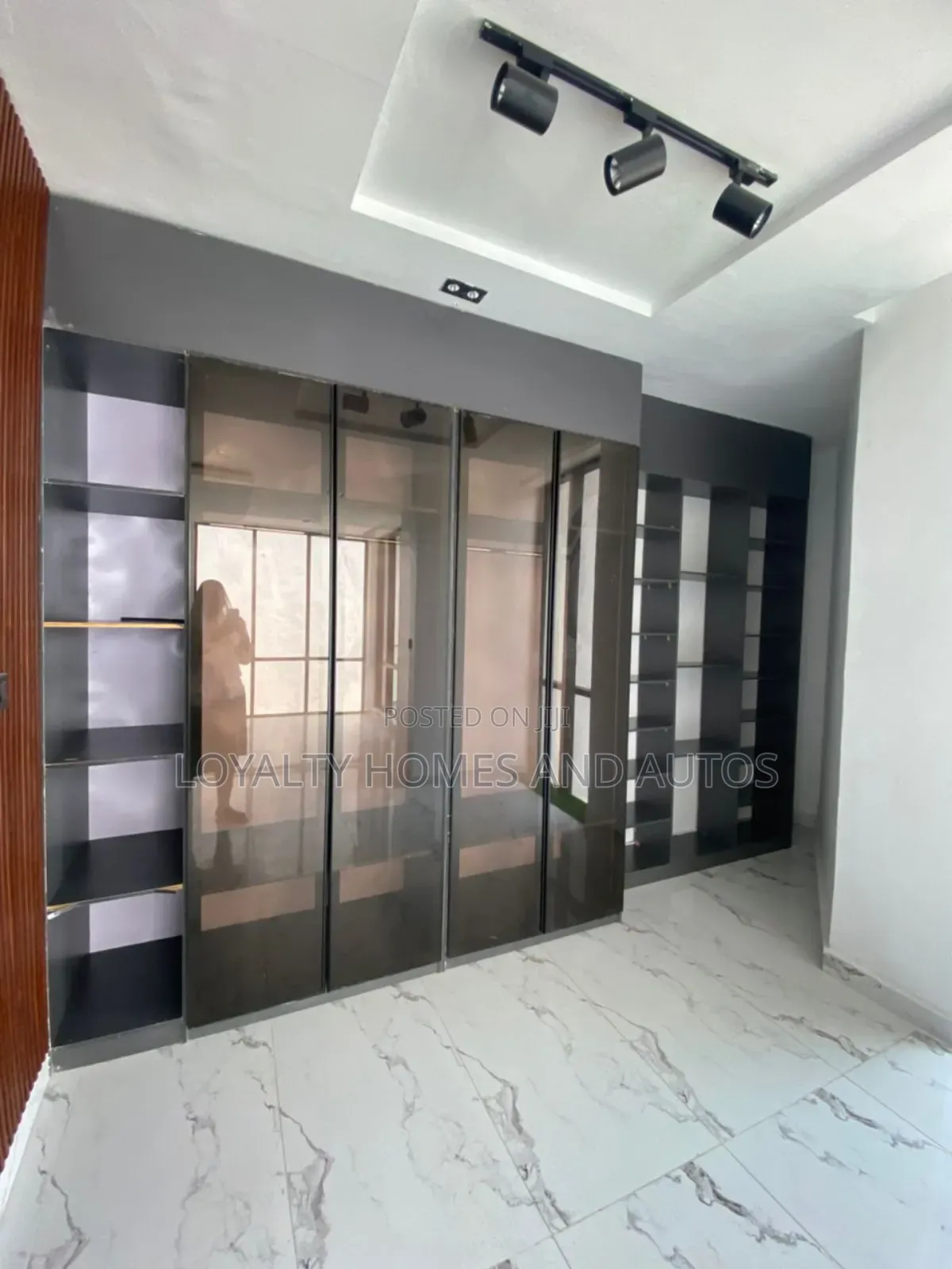5bdrm Duplex in Chevron for sale in Chevron