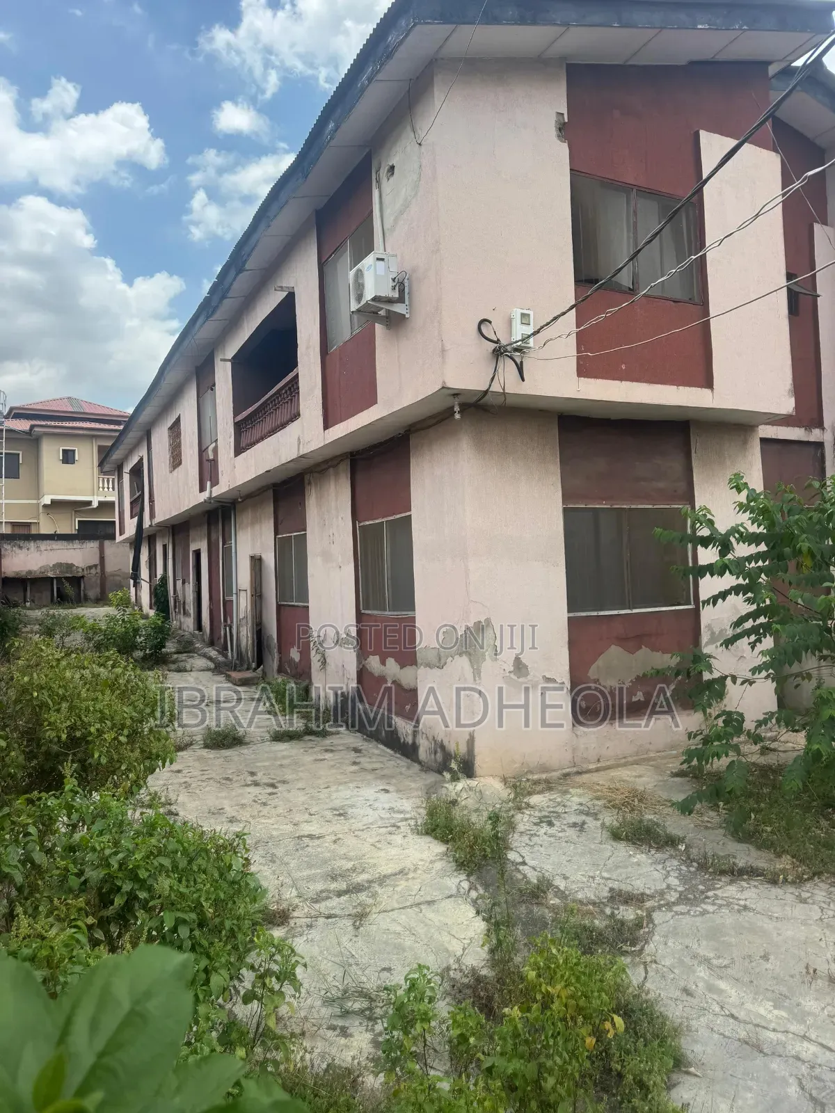 A Corner Peice Land Measuring 689sqm With a 4unit of 3bedroom in Berger