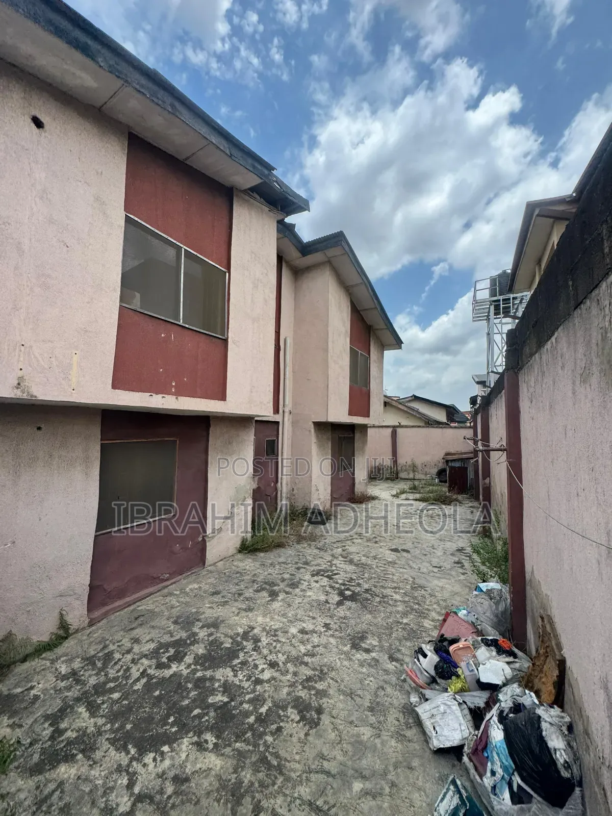 A Corner Peice Land Measuring 689sqm With a 4unit of 3bedroom in Berger