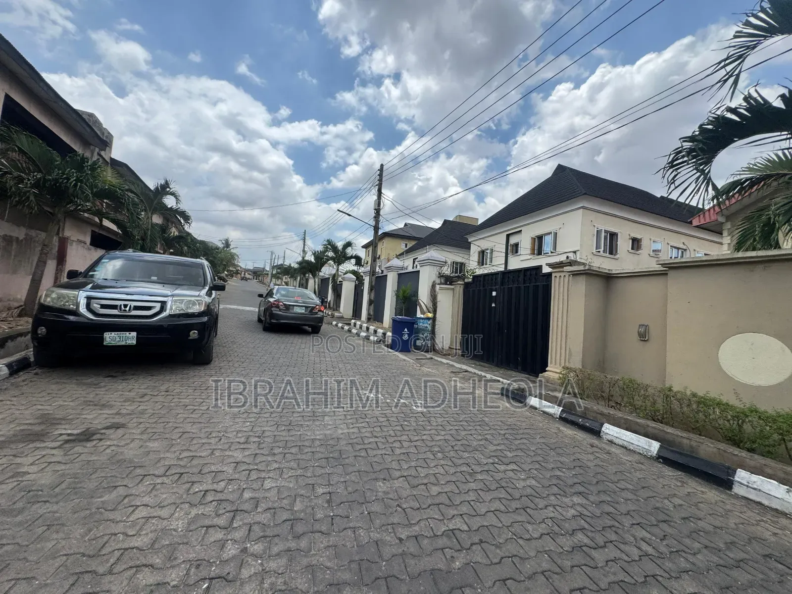 A Corner Peice Land Measuring 689sqm With a 4unit of 3bedroom in Berger