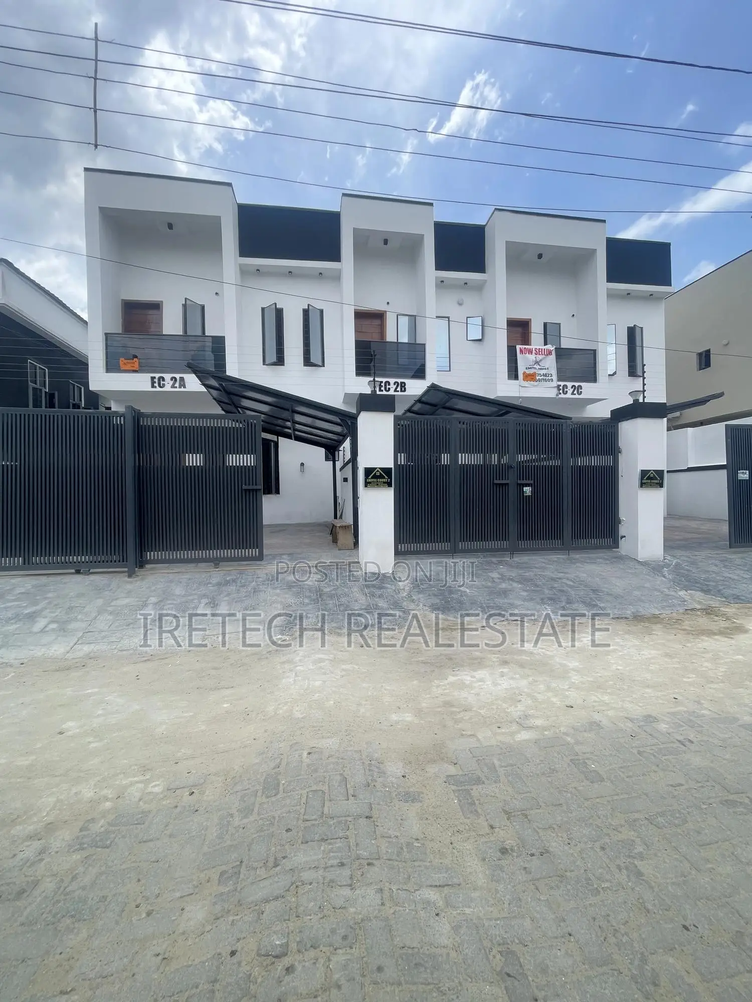 4bdrm Townhouse/Terrace in In A Gated Estate, Off Lekki-Epe Expressway in Off Lekki-Epe Expressway
