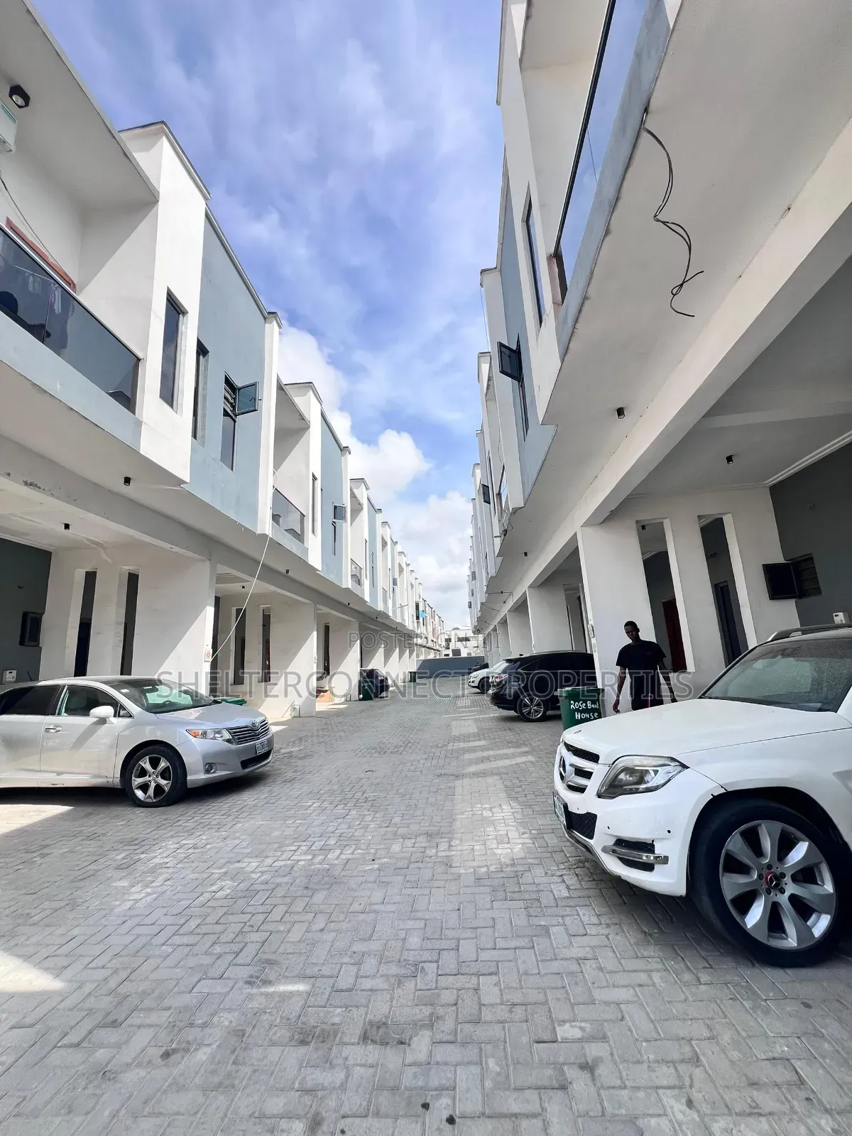 4bdrm Duplex in Ikota for sale in Ikota