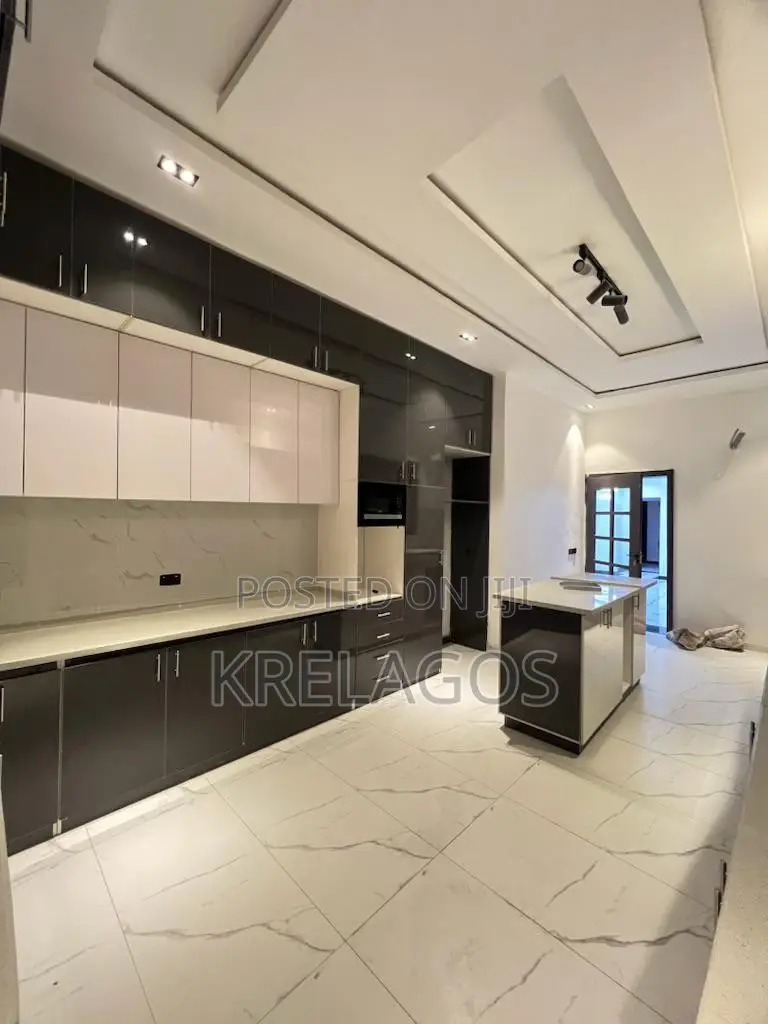 5bdrm Duplex in Chevron for sale in Chevron