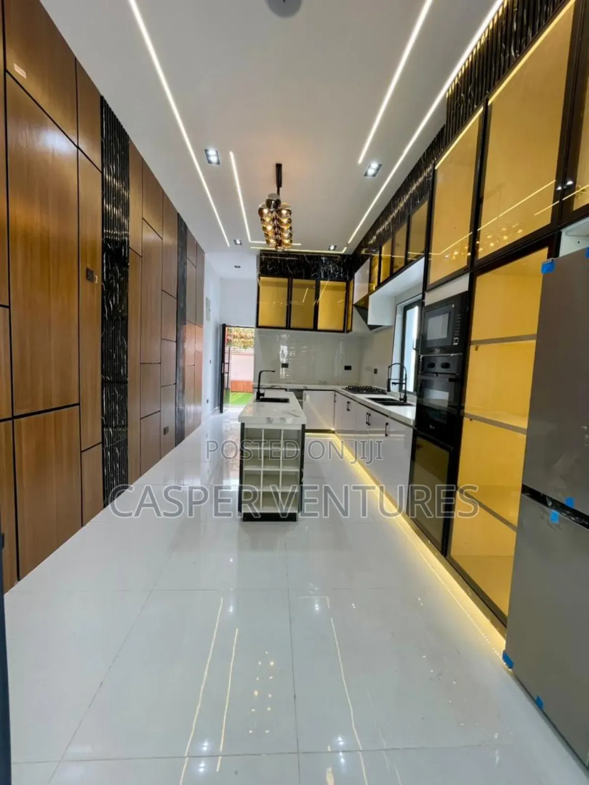 5bdrm Duplex in Lekki County, Ikota for sale in Ikota