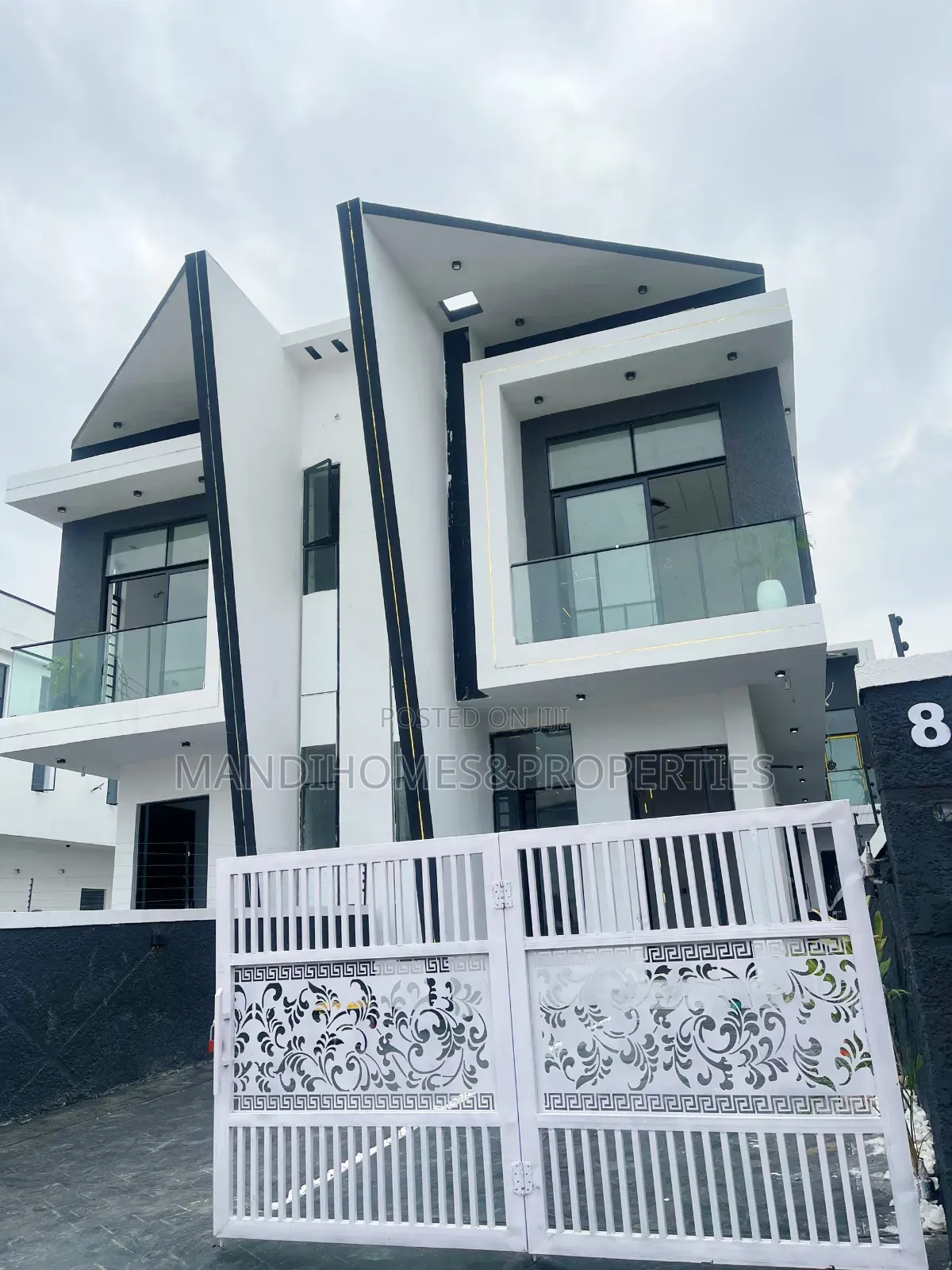 4bdrm Duplex in Ikota for sale in Ikota