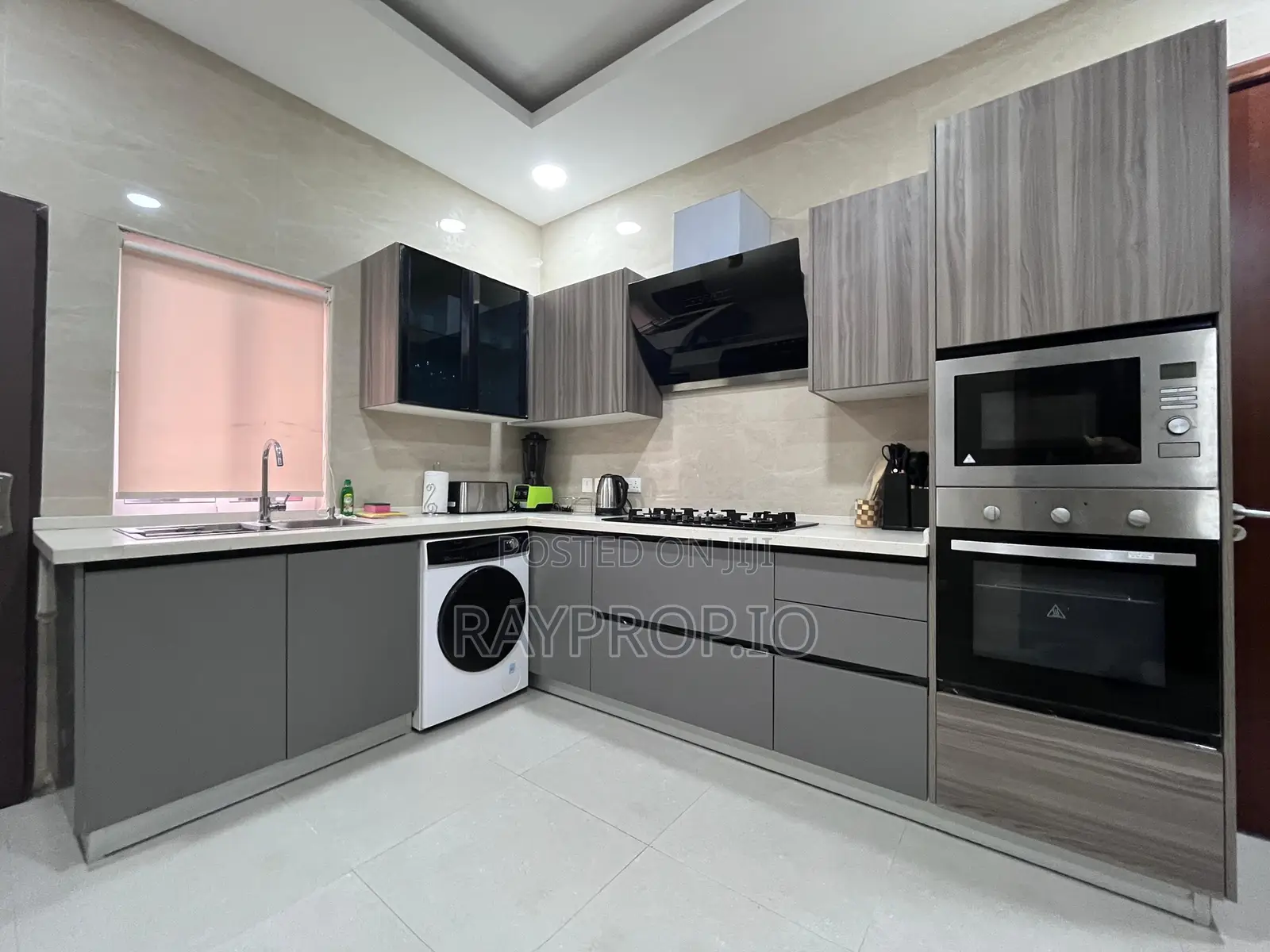 317590lk - 3 Bedroom Shortlet in Ikoyi in Ikoyi S.W