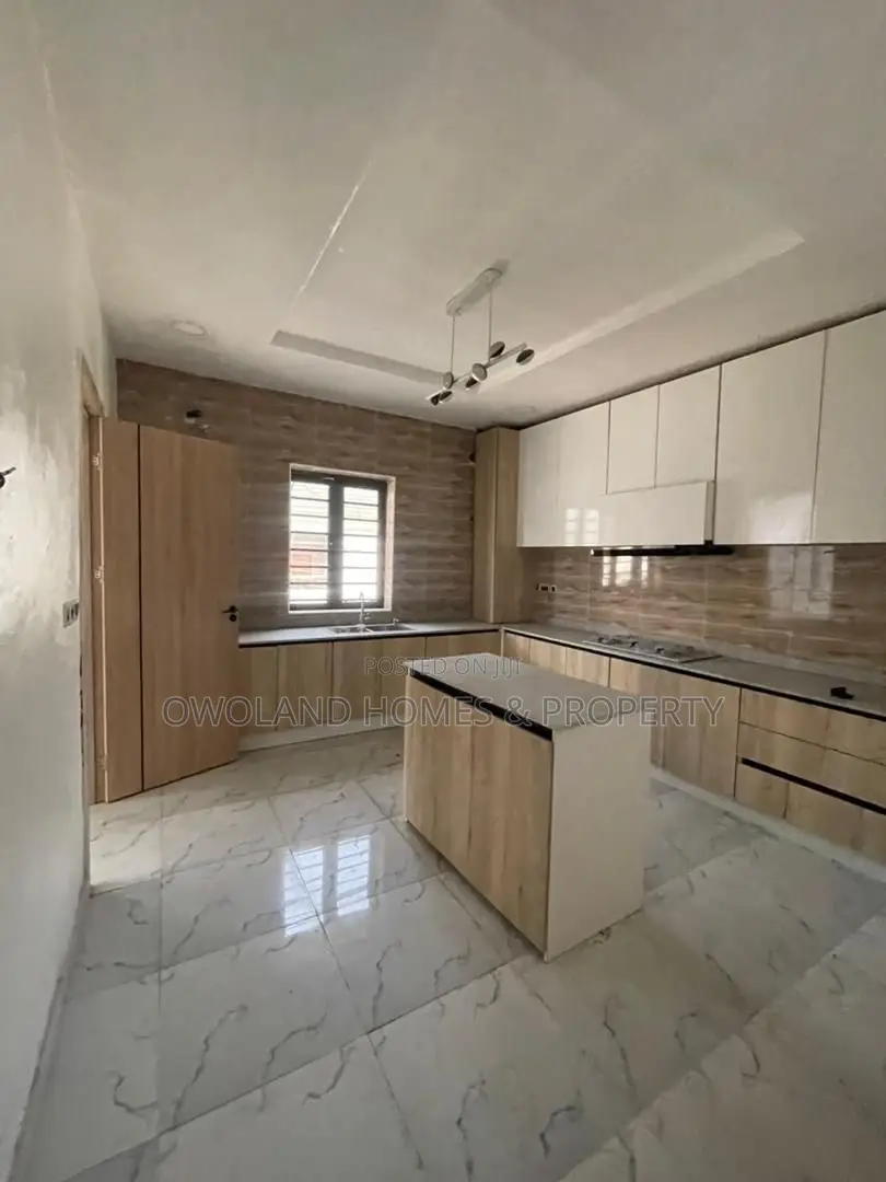 5bdrm Duplex in Chevron Estate for rent in Chevron
