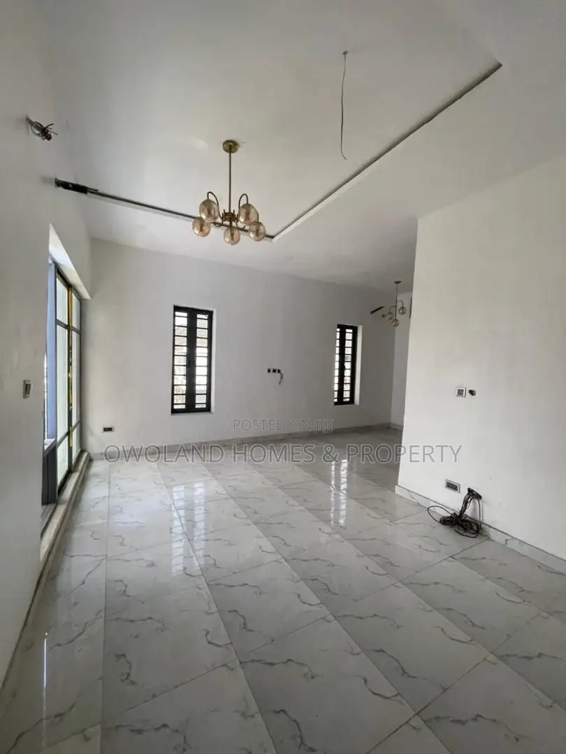 5bdrm Duplex in Chevron Estate for rent in Chevron