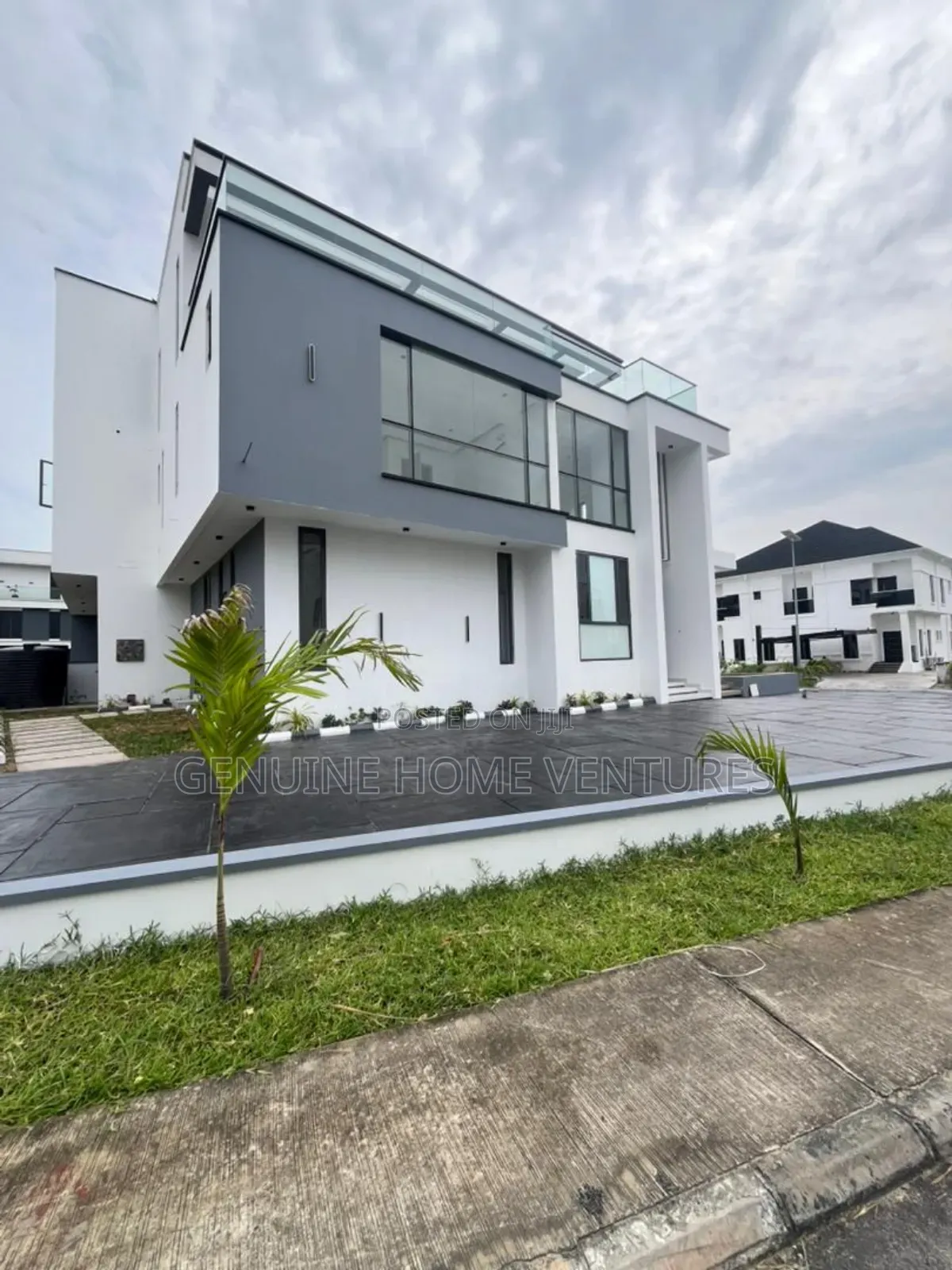 5bdrm Duplex in Ikate for sale in Ikate