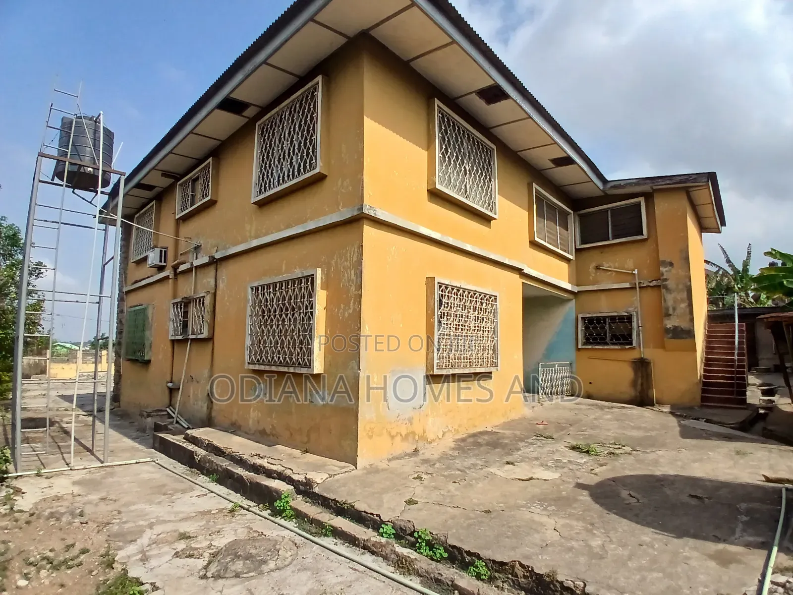 7bdrm Apartment in Behind Brent Mall, Apata for sale in Apata