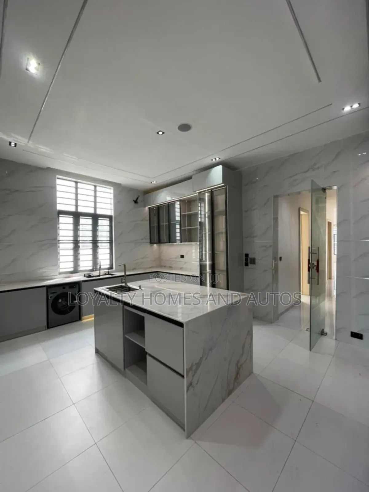 5bdrm Duplex in Chevron for sale in Chevron