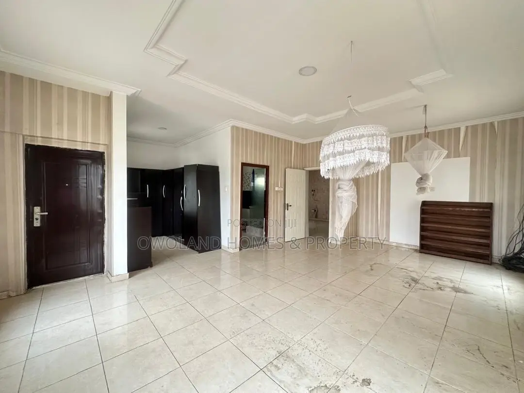 4bdrm Duplex in Chevron Drive for rent in Chevron