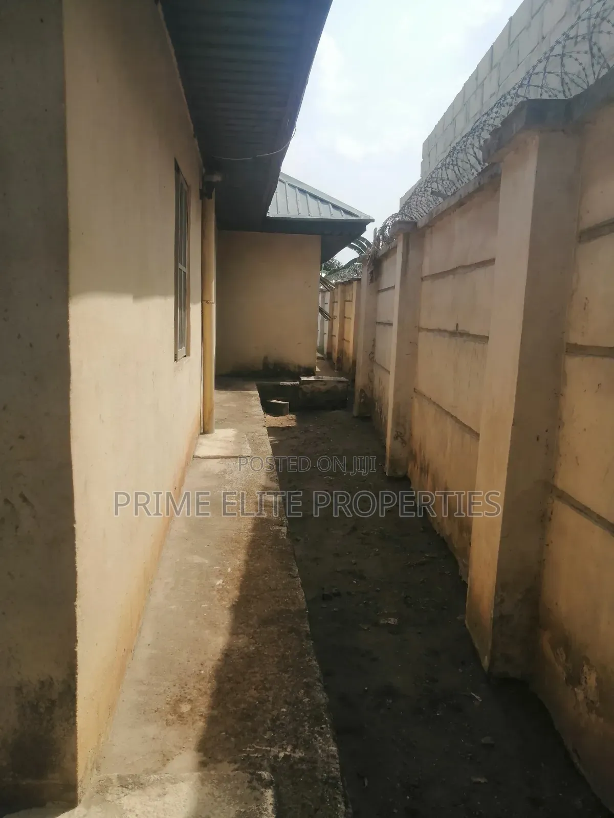 6bdrm Bungalow in Ekom Iman Junction,, Uyo for sale in Uyo