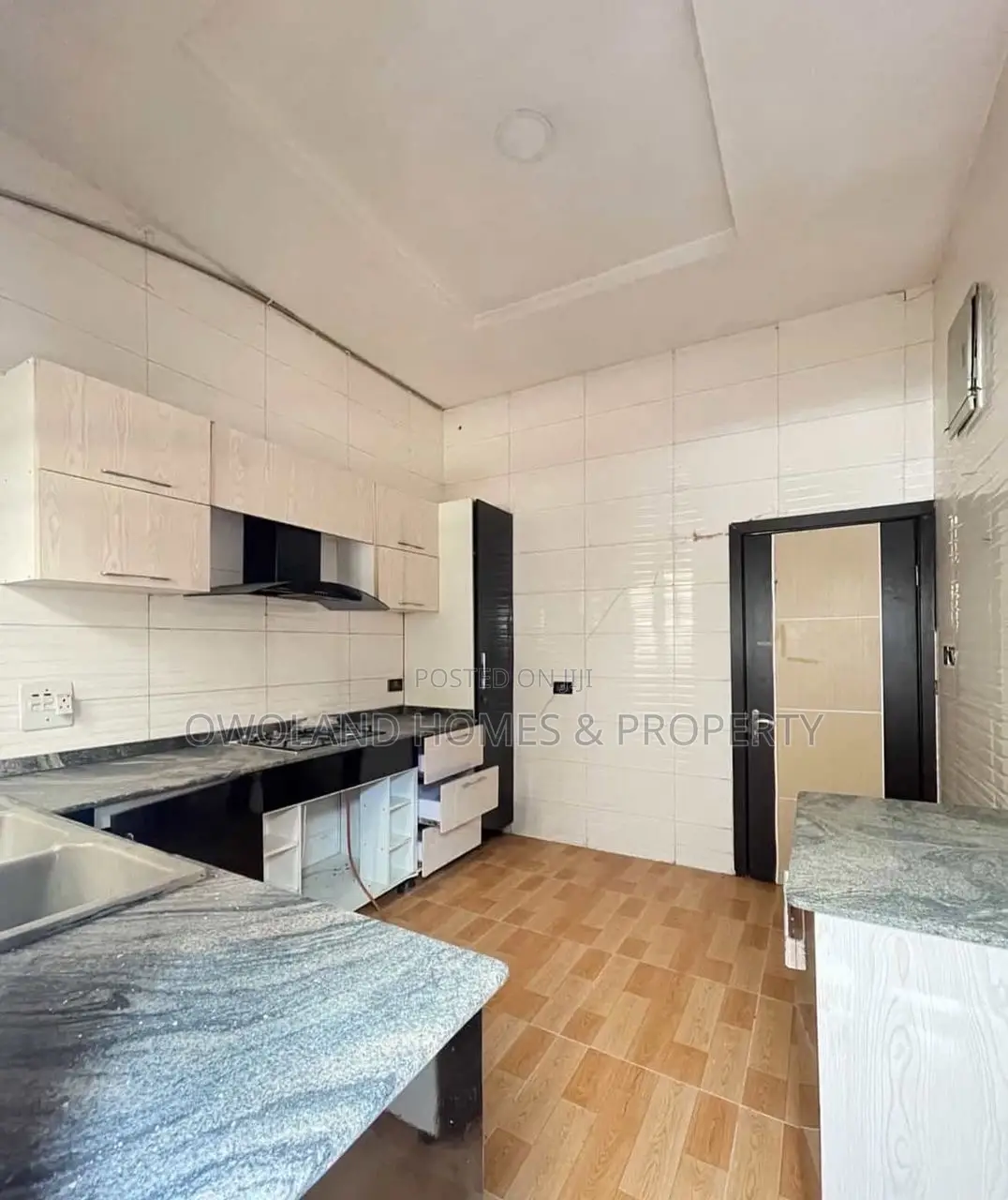 4bdrm Duplex in Chevron Estate for rent in Chevron