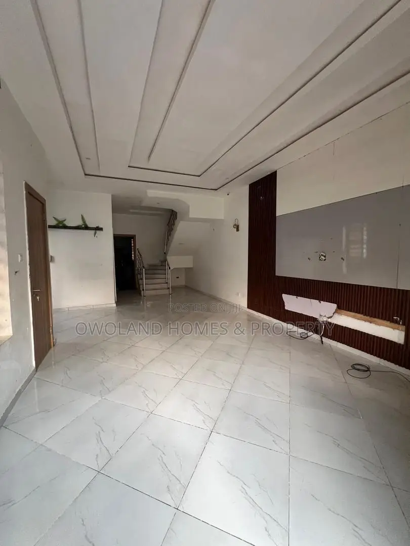 4bdrm Duplex in Orchid Estate, Ikota for rent in Ikota