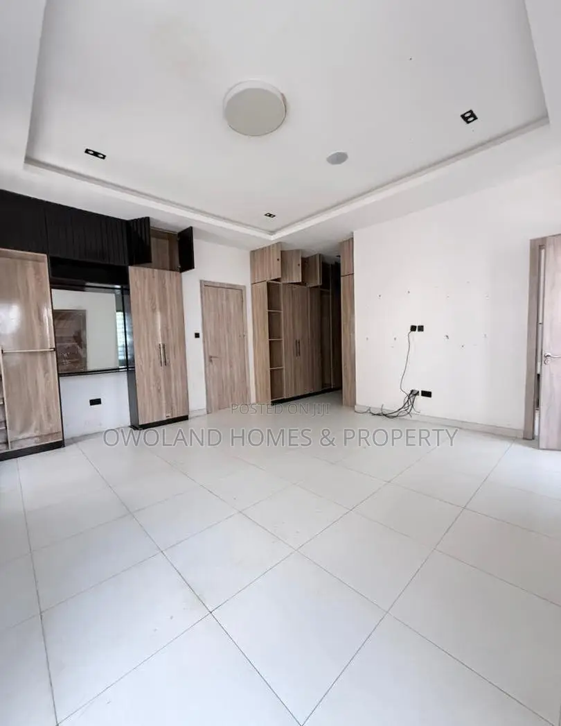4bdrm Duplex in Ikota Estate for rent in Ikota
