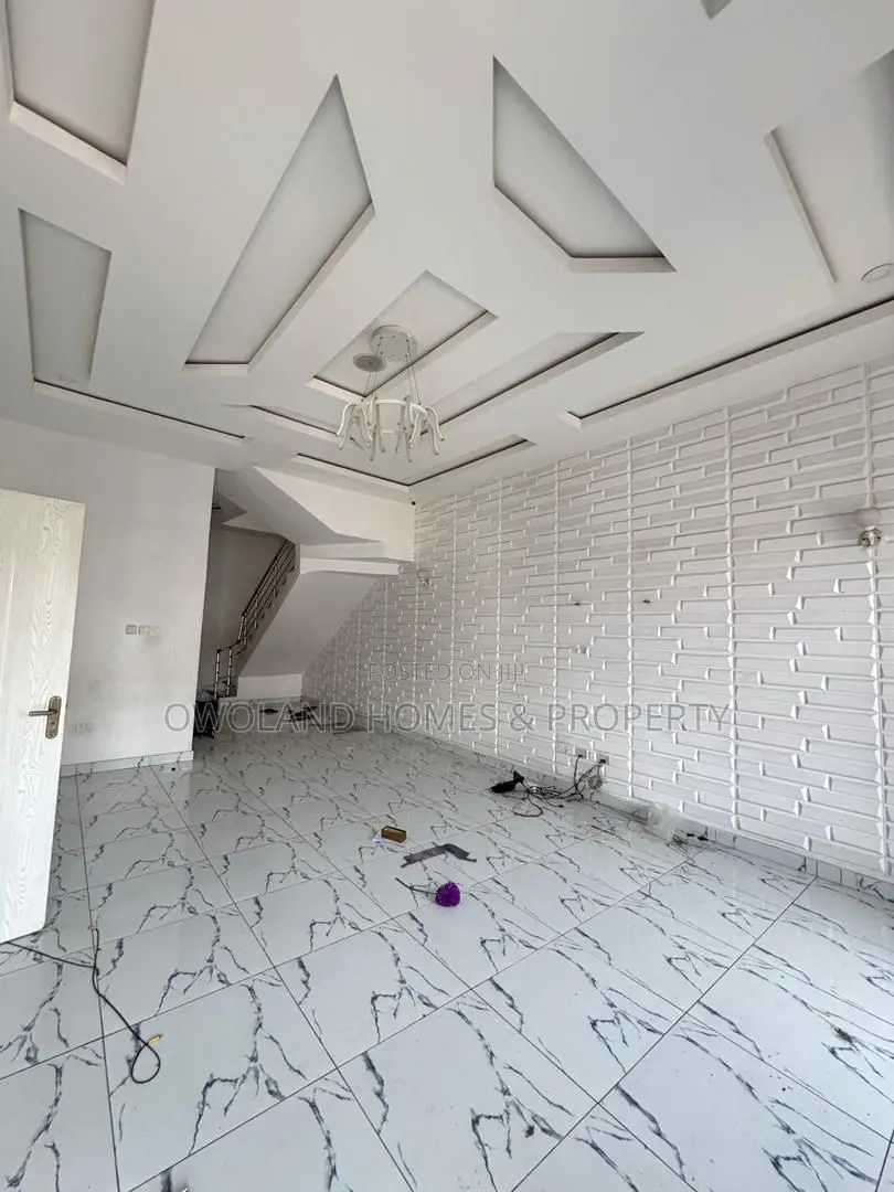 4bdrm Duplex in Agungi Estate for rent in Agungi