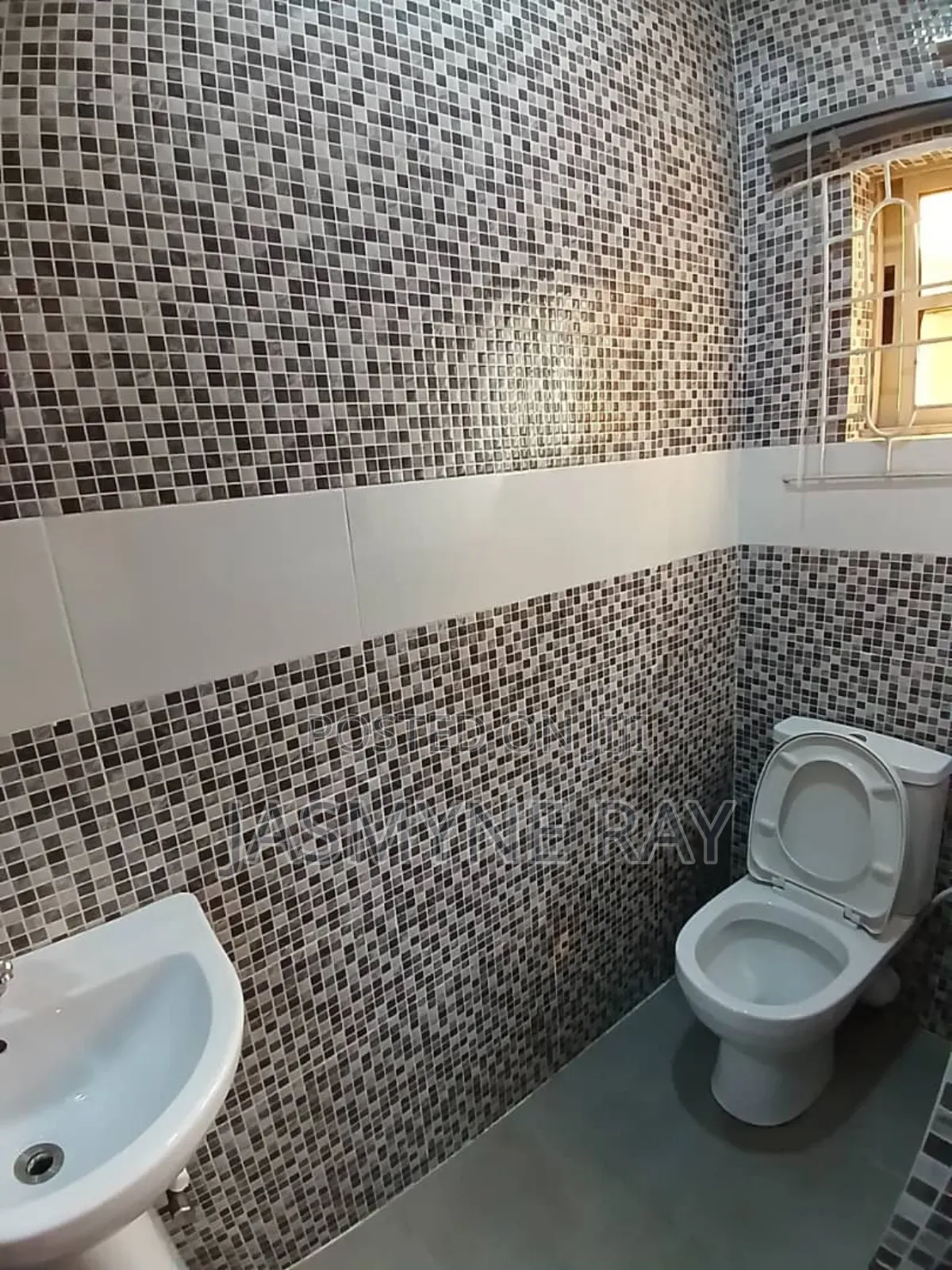 House 5 Single Deluxe Ensuite Room in New Garage / Gbagada