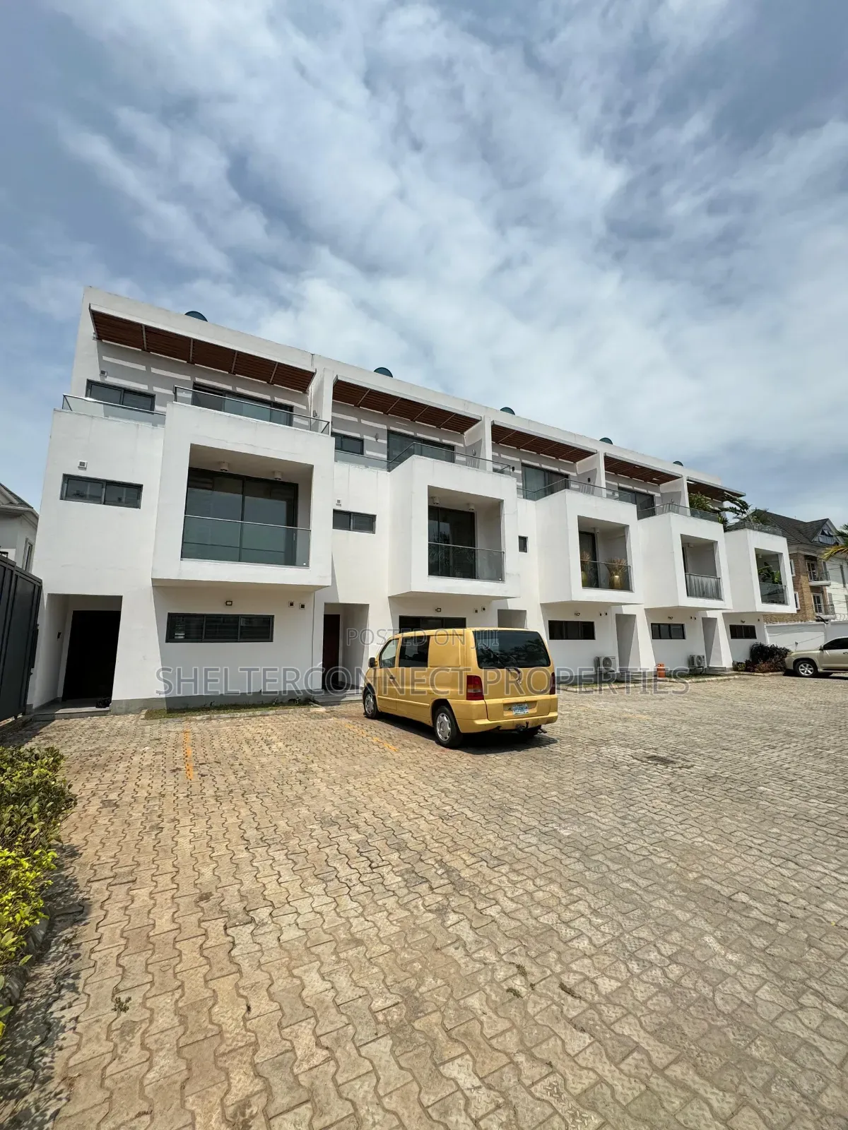 4bdrm Duplex in Chevron for sale in Chevron