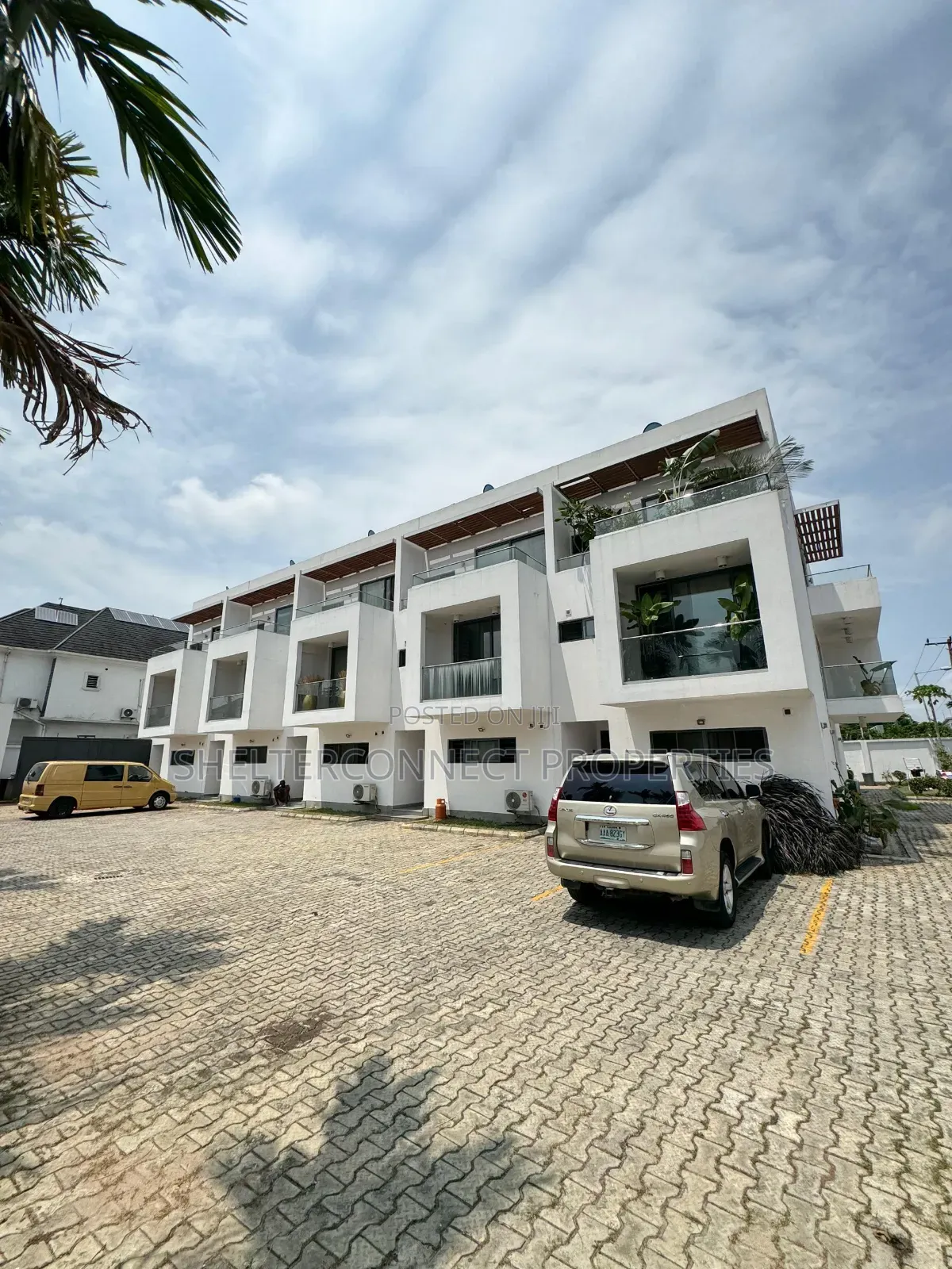 4bdrm Duplex in Chevron for sale in Chevron
