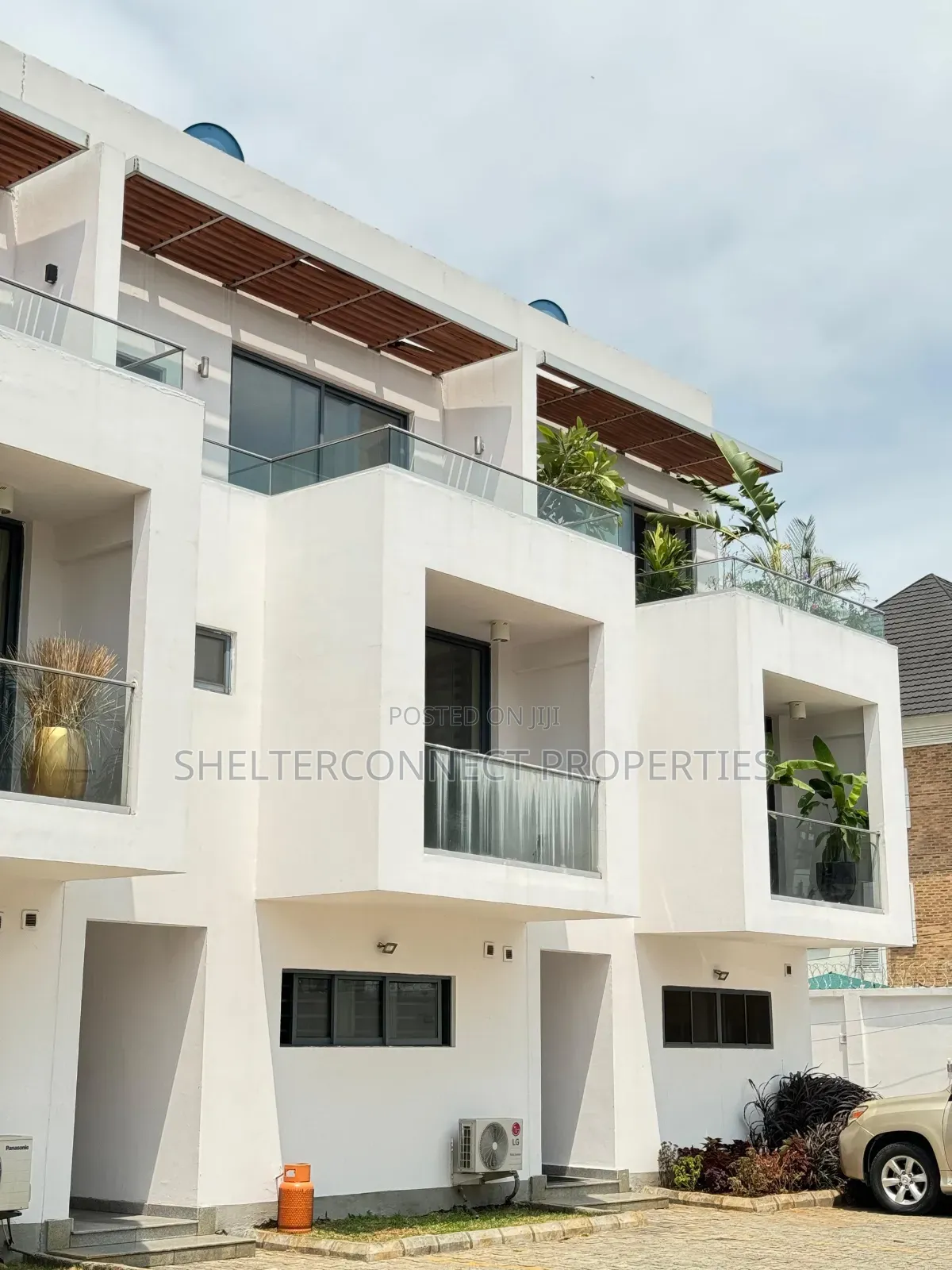4bdrm Duplex in Chevron for sale in Chevron