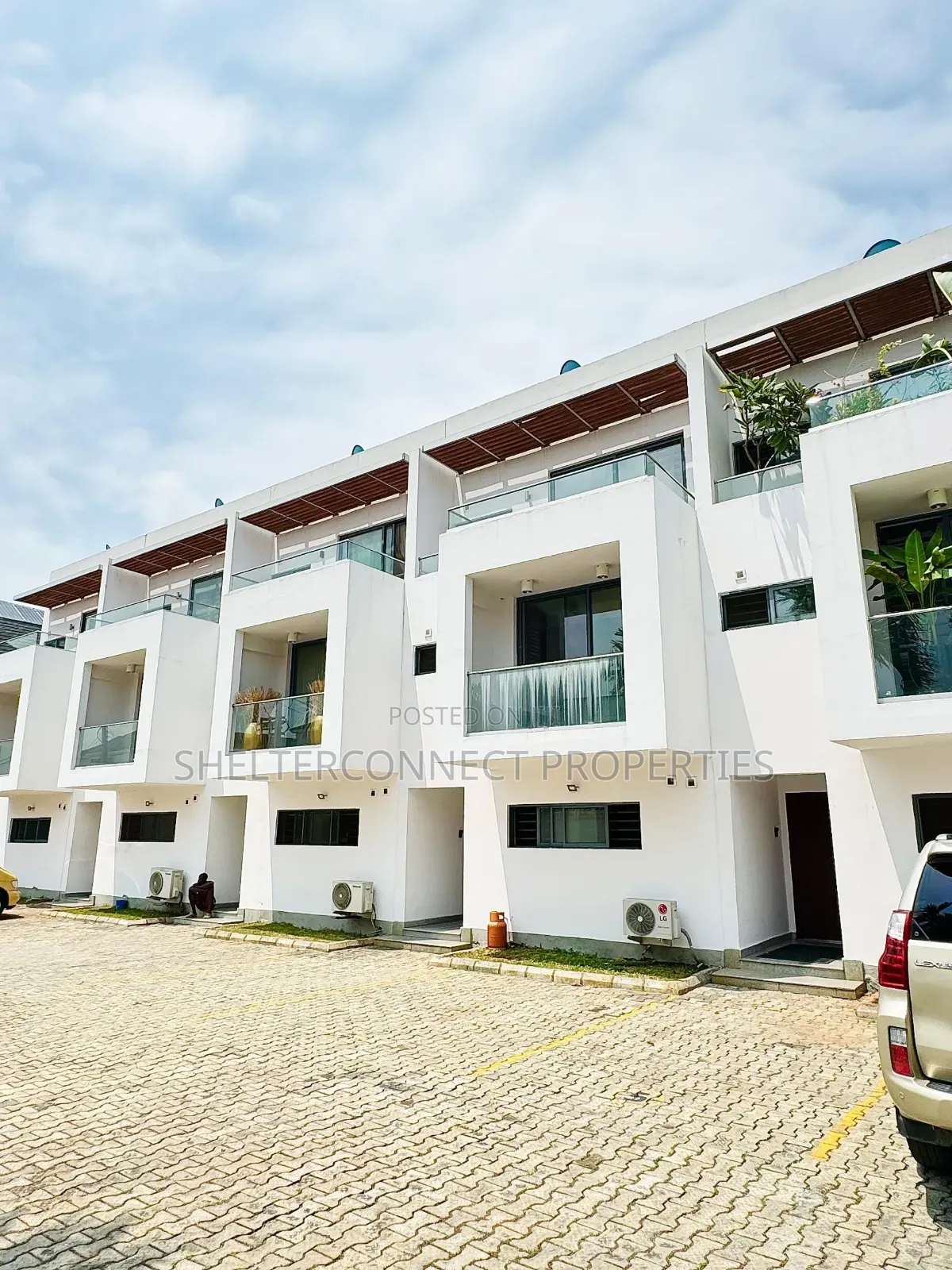 4bdrm Duplex in Chevron for sale in Chevron