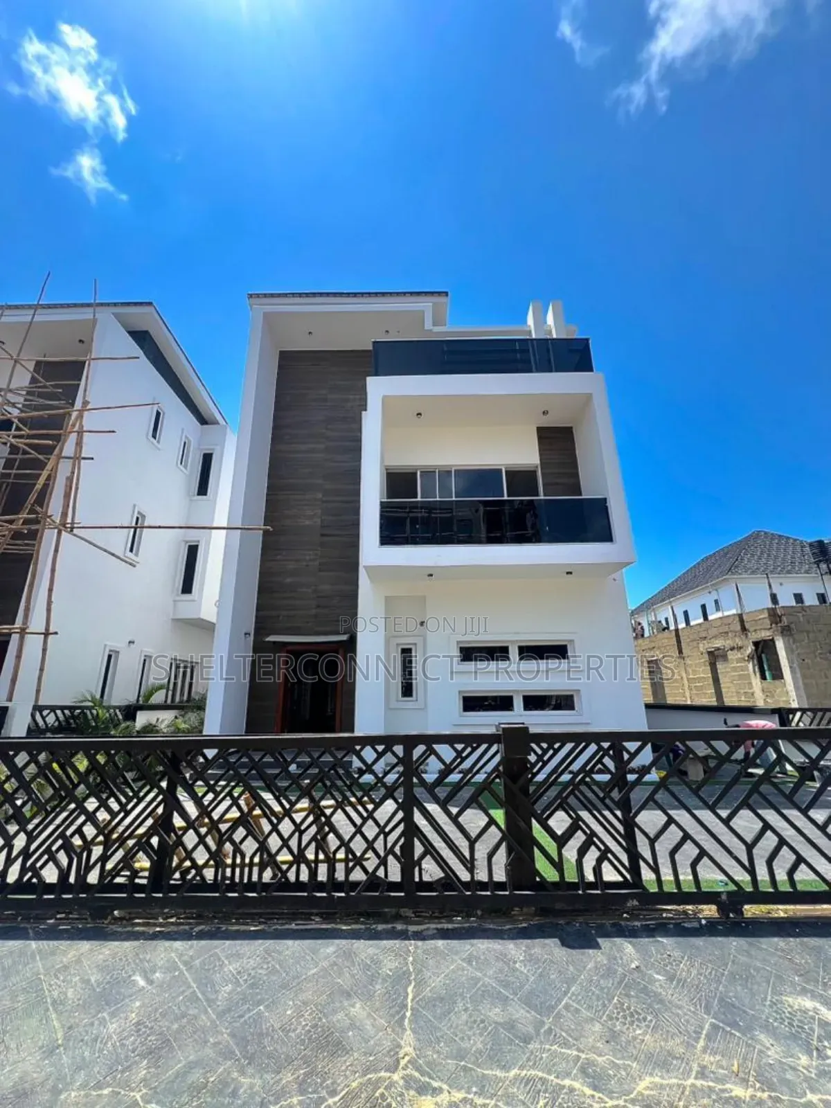 5bdrm Duplex in Chevron for sale in Chevron