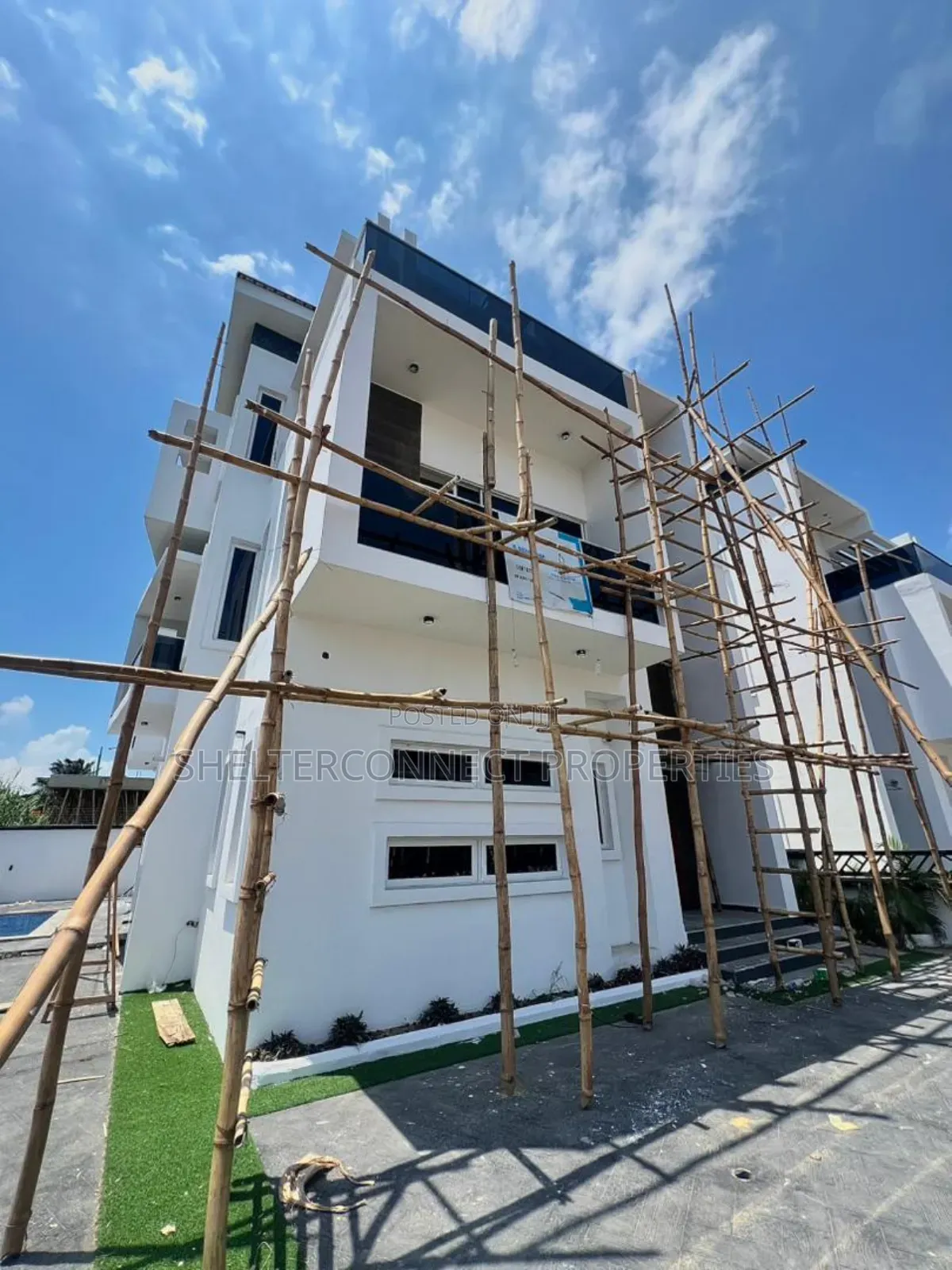 5bdrm Duplex in Chevron for sale in Chevron