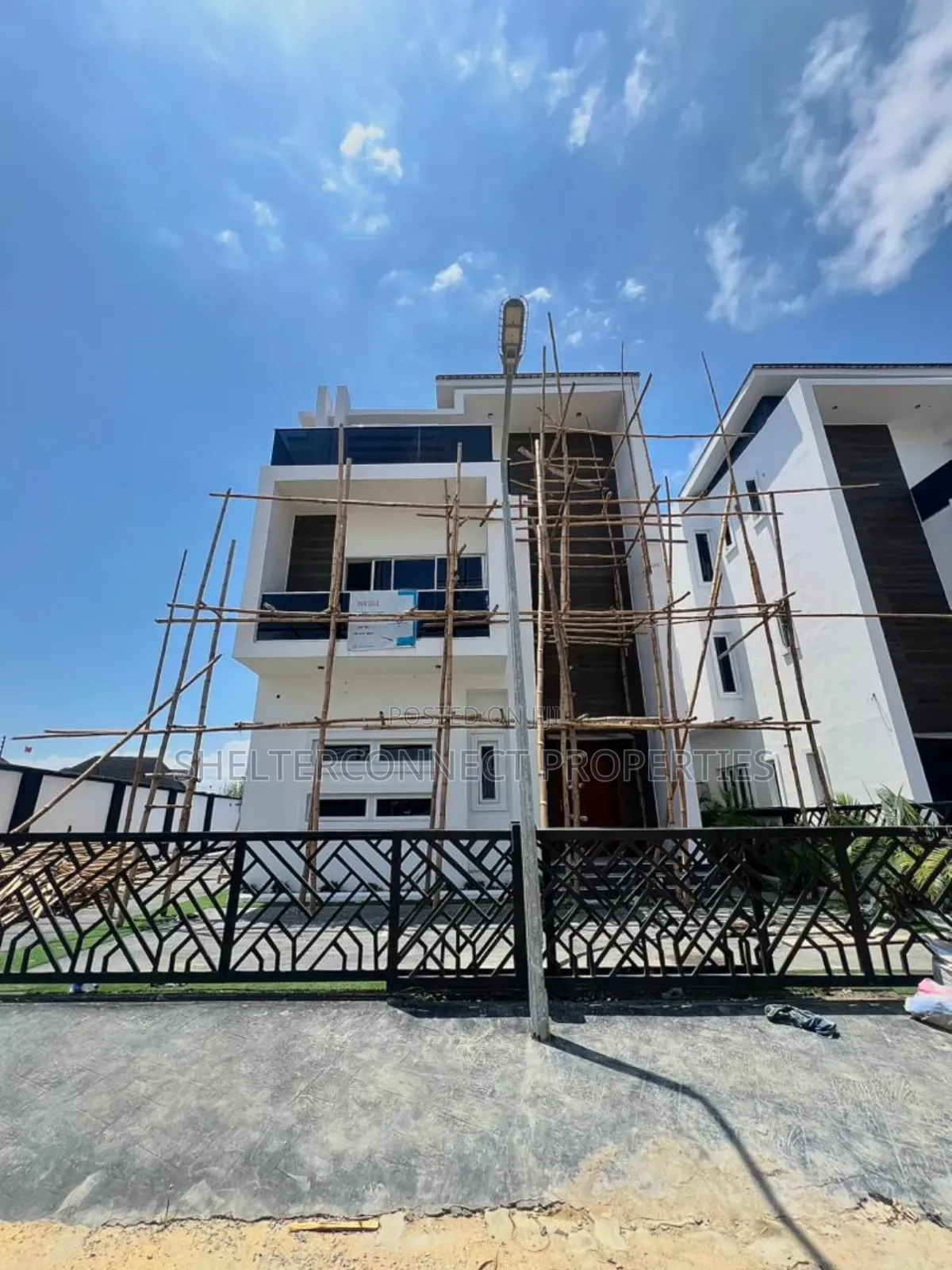 5bdrm Duplex in Chevron for sale in Chevron