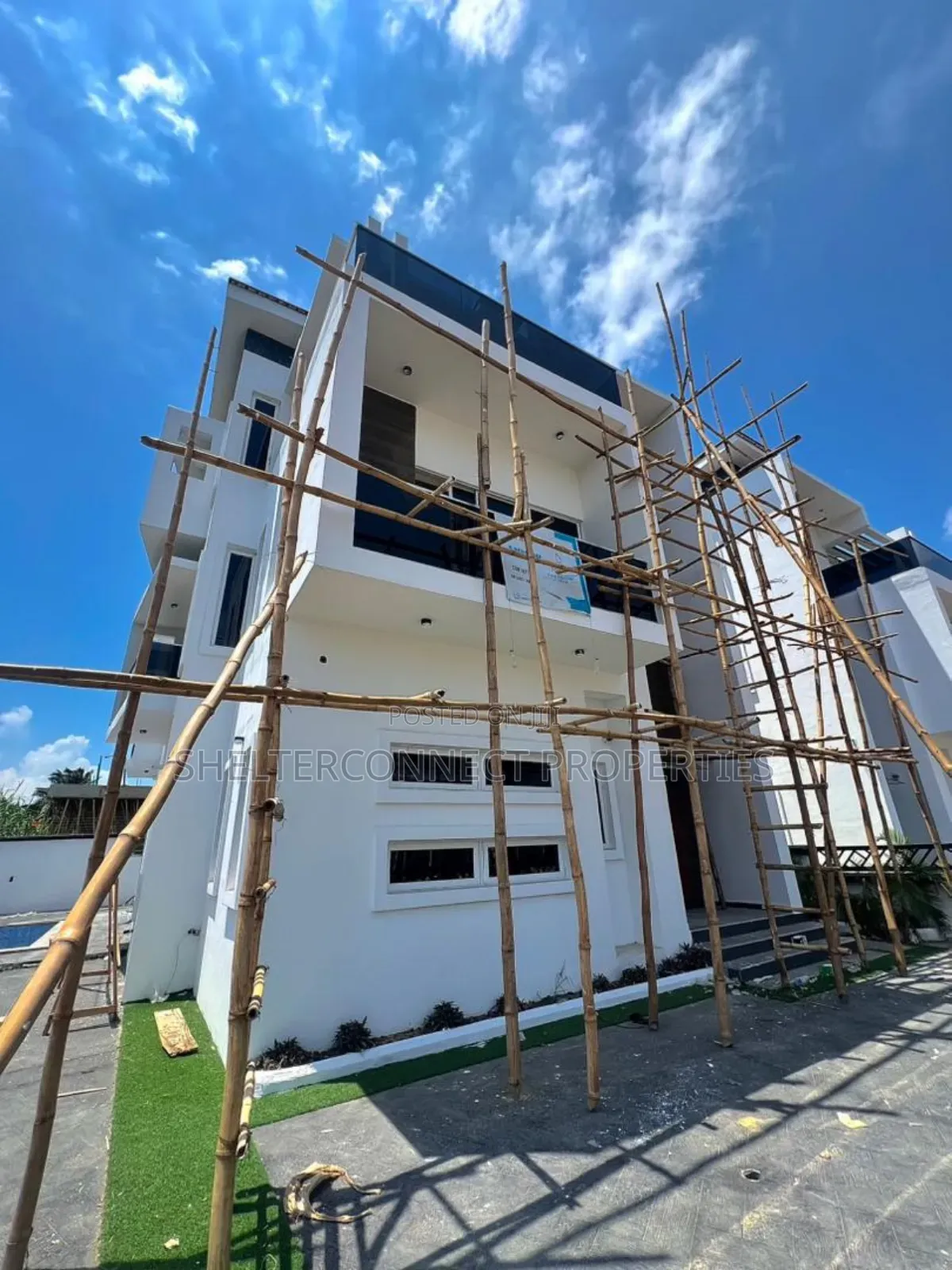 5bdrm Duplex in Chevron for sale in Chevron