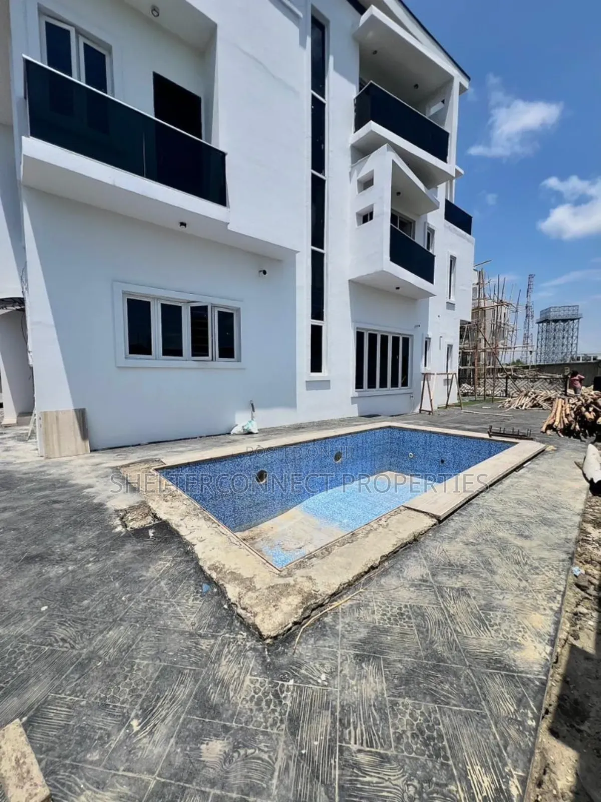 5bdrm Duplex in Chevron for sale in Chevron