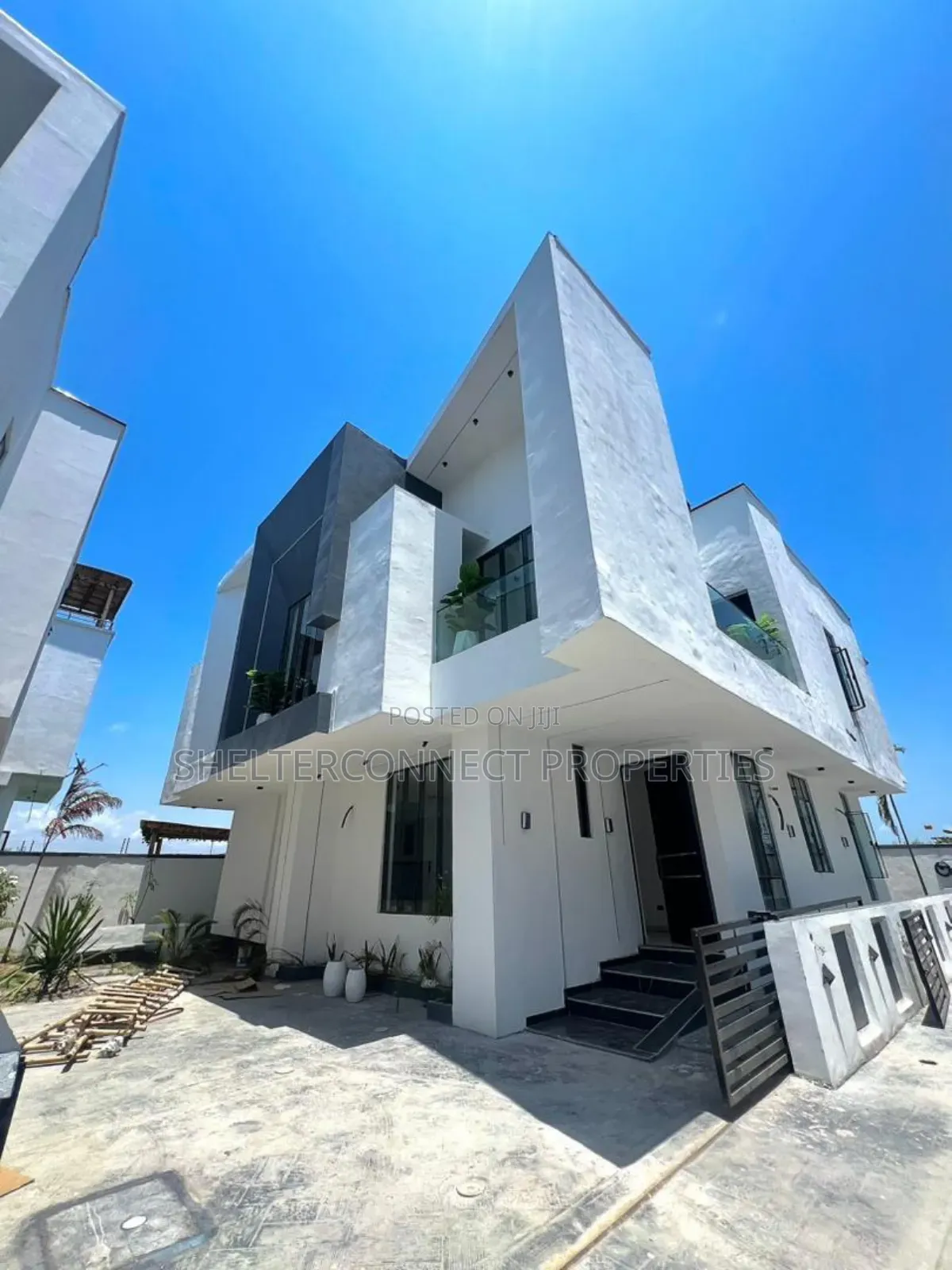 5bdrm Duplex in Chevron for sale in Chevron
